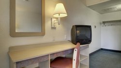  - Red Carpet Inn Clarksville