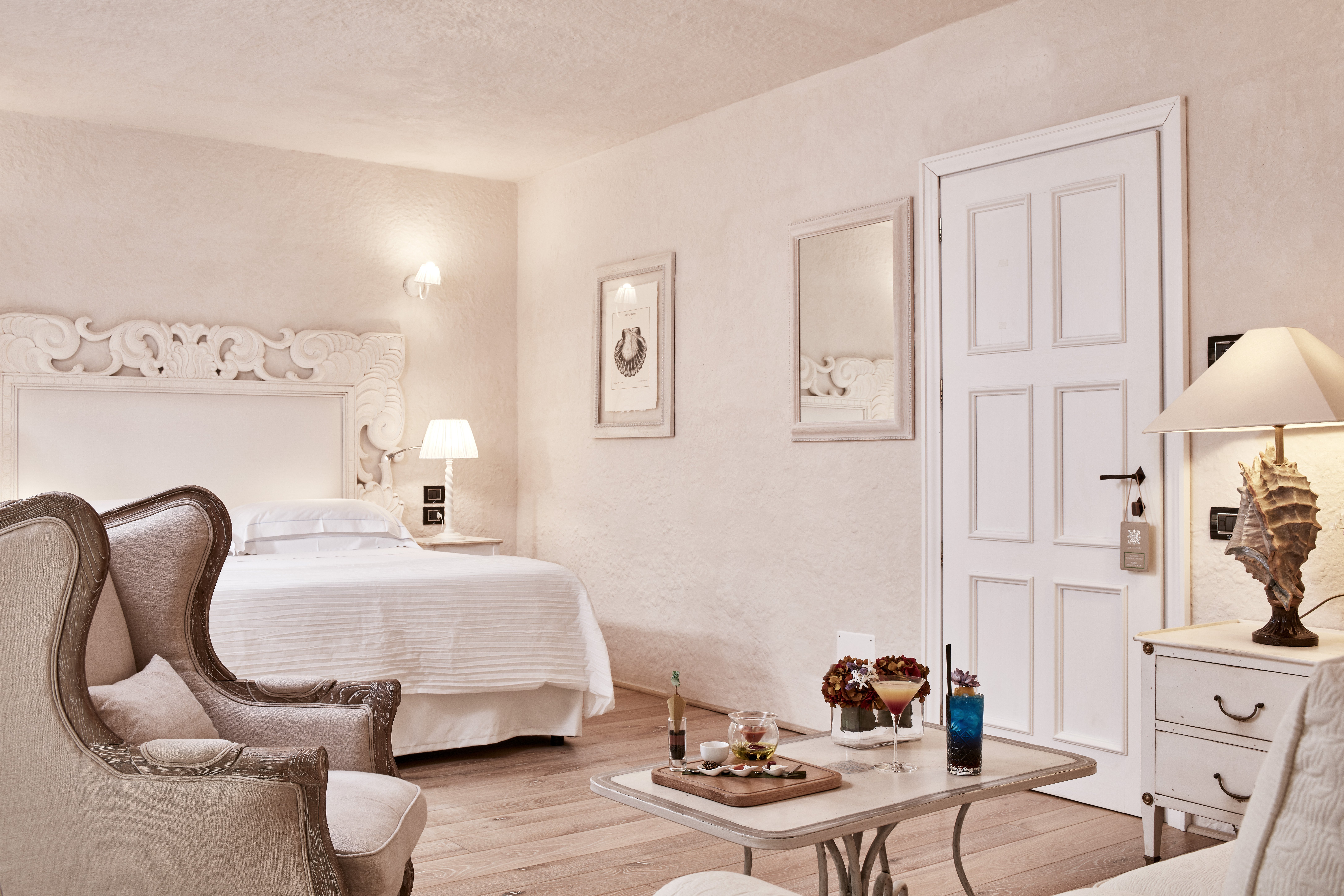La Villa del Re-guestroom-Welcome Drink In The Room.jpg