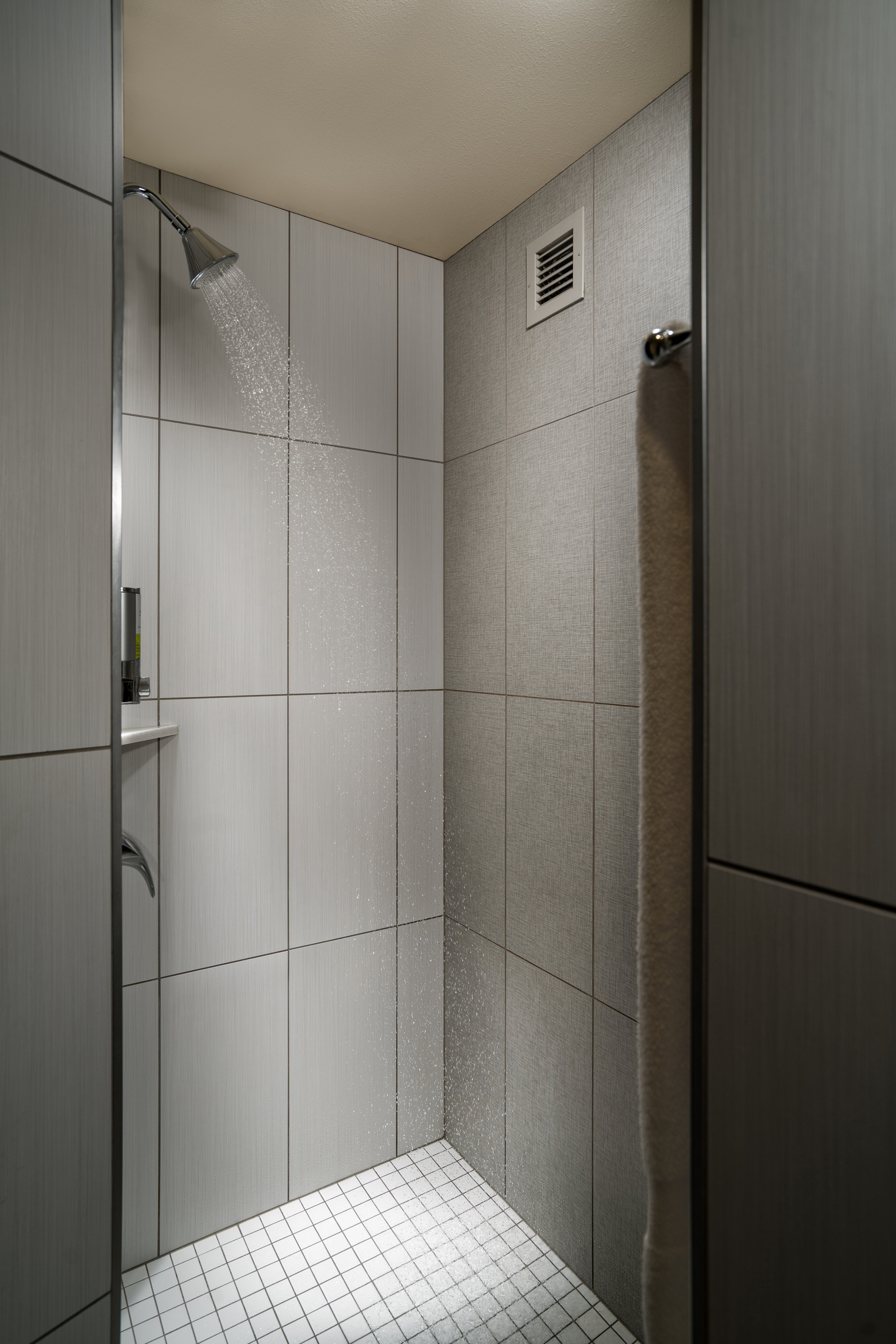 Staypineapple Maxwell-guestroom-The Maxwell Hotel Aria King Hill Bathroom Shower.jpg