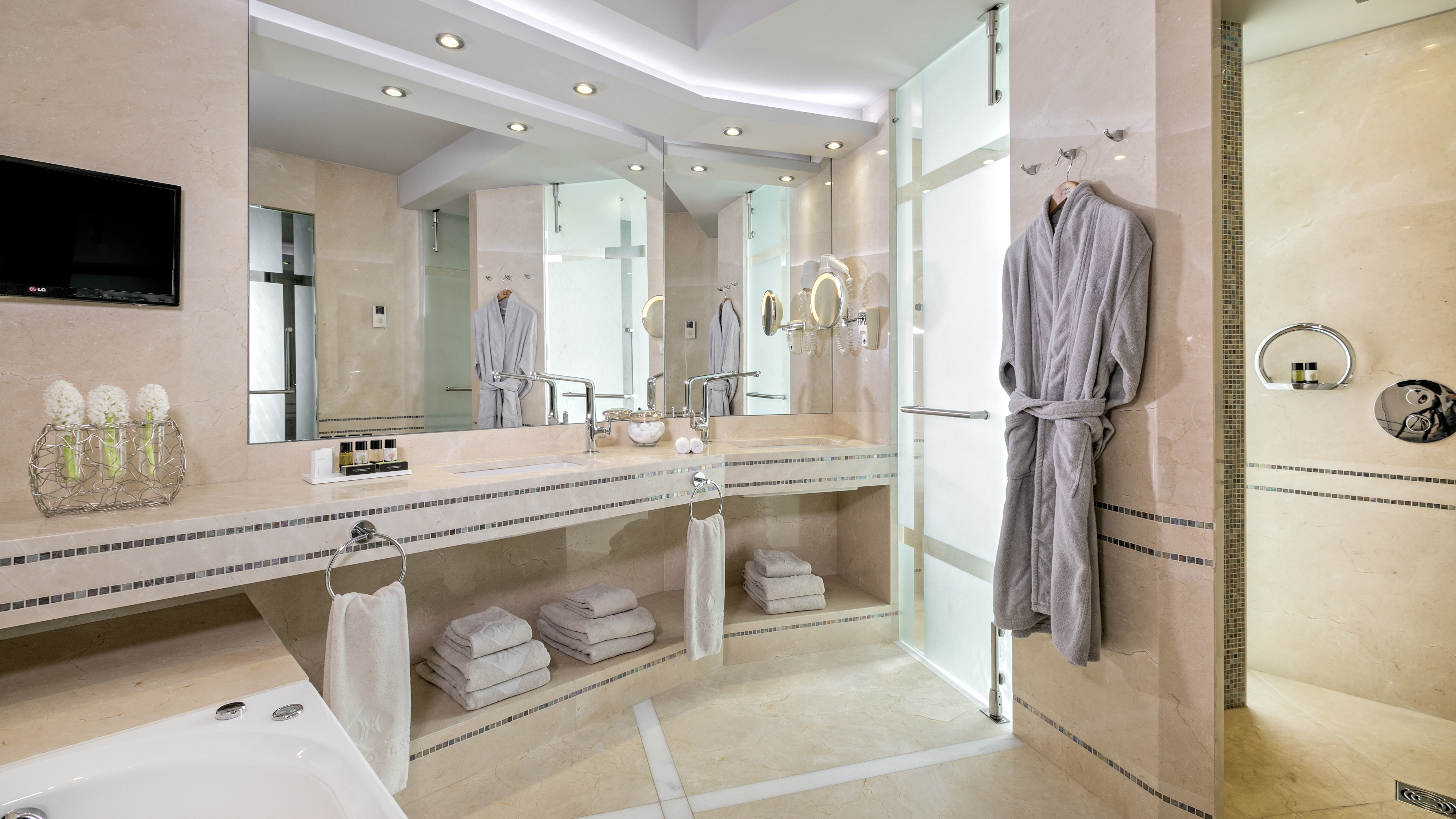 Divani Escape-guestroom-Deluxe Suite Bathroom.jpg