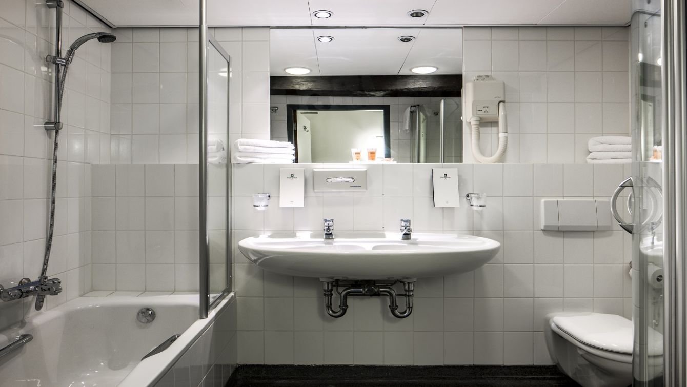 HAMPSHIRE HOTEL S GRAVENHOF ZUTPHEN-guestroom-Bathroom.jpg