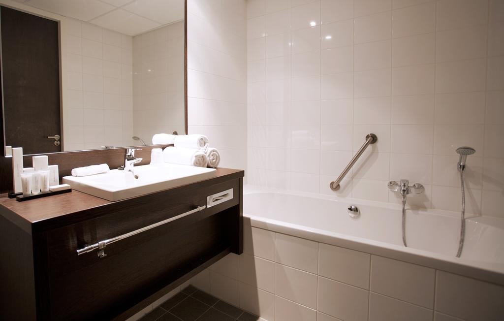 HAMPSHIRE HOTEL DELFT CENTRE-guestroom-Bath.jpg