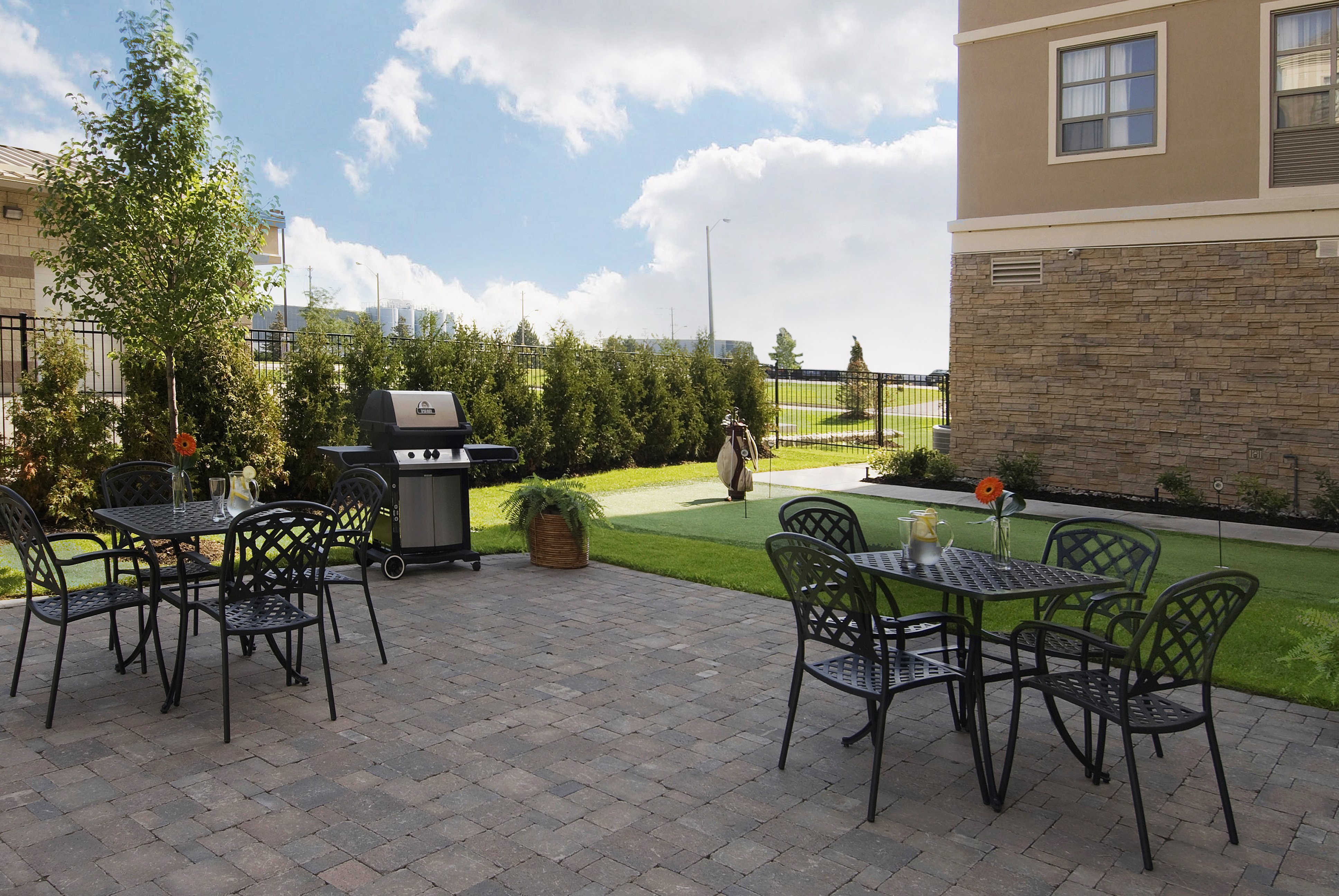 Guest Patio-Barbeque and Putting Green