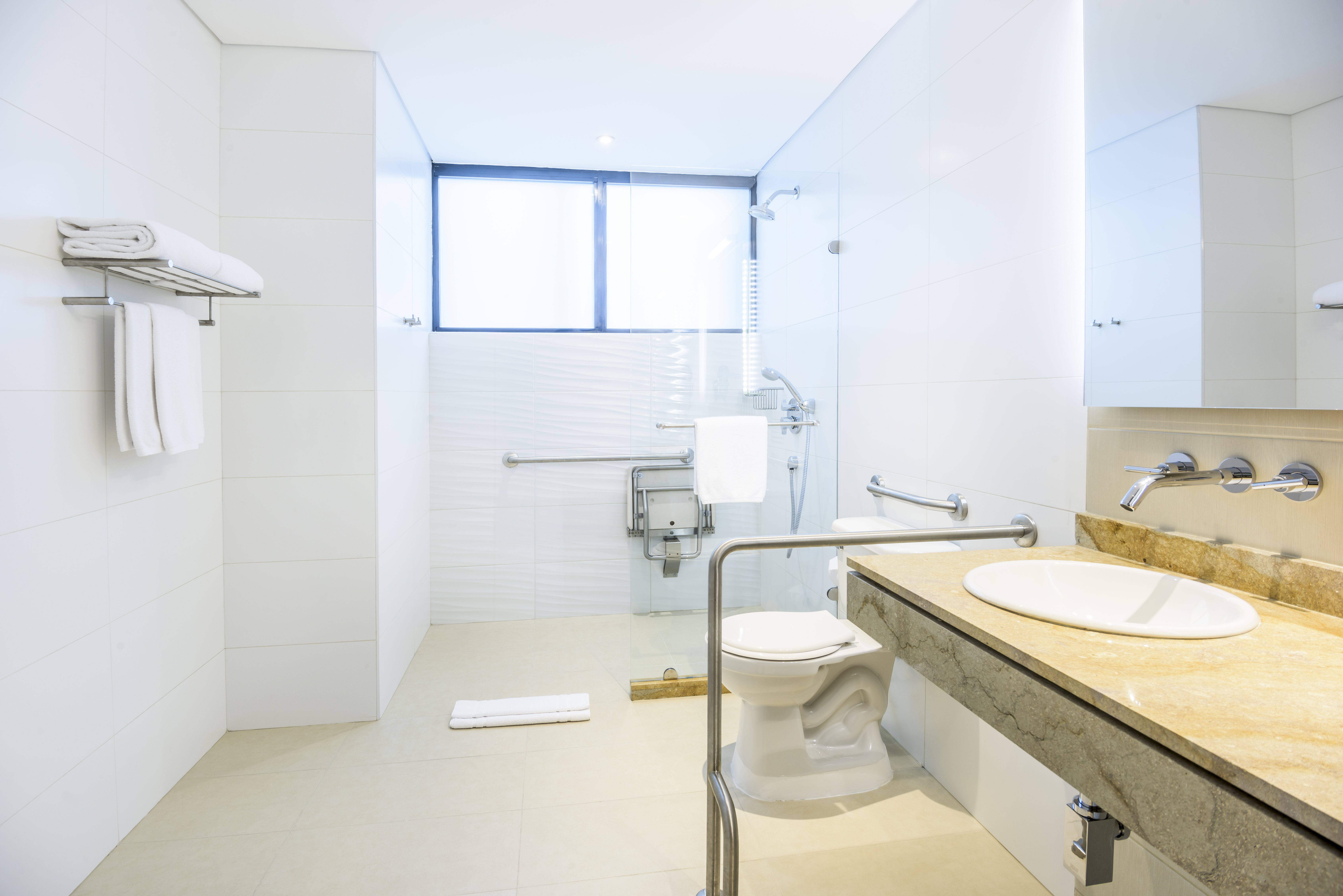 HOLIDAY INN EXP STES ZONA FINANCIER-guestroom-Guest Bathroom.jpg