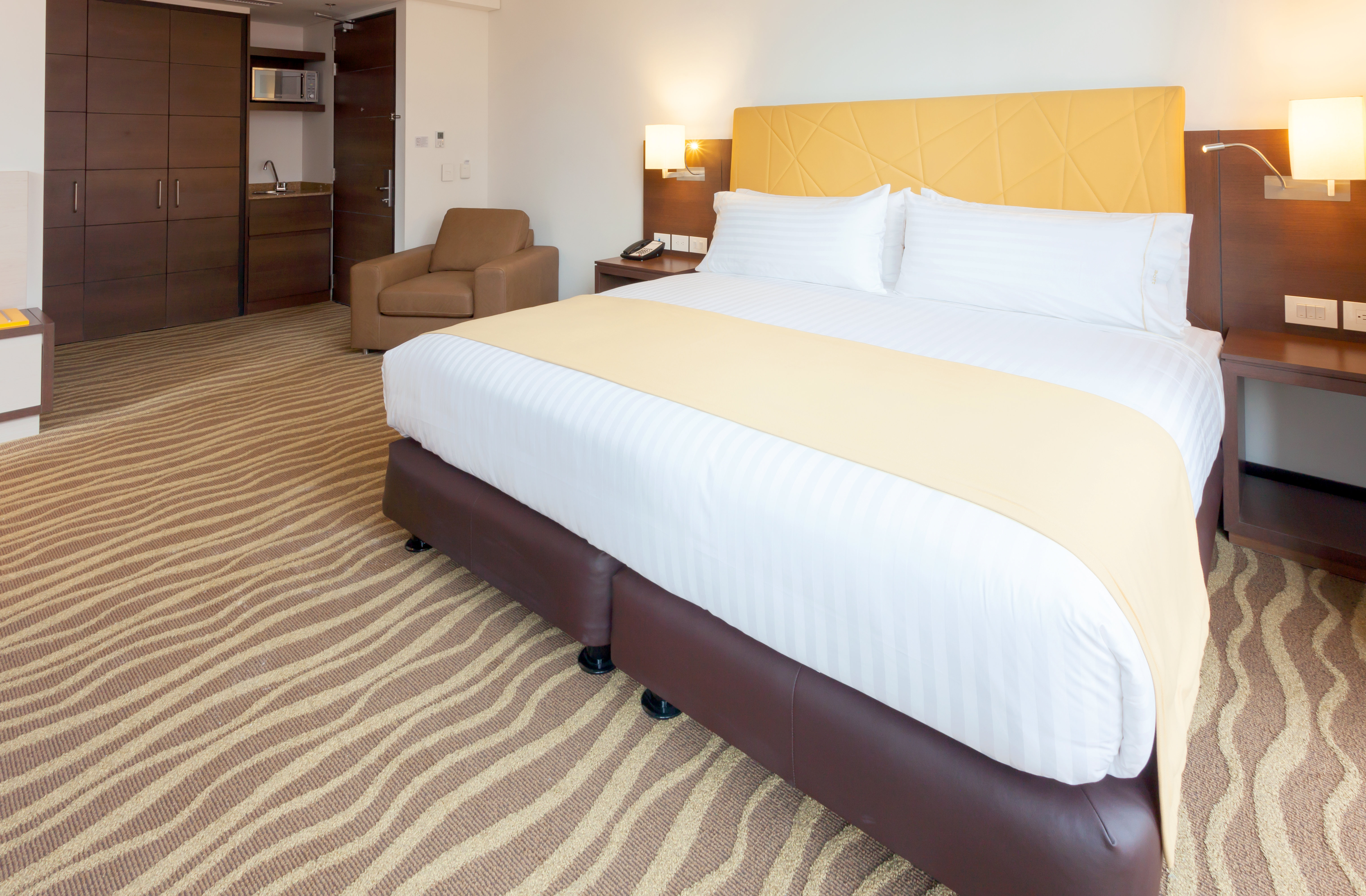 HOLIDAY INN EXP STES ZONA FINANCIER-guestroom-Suite.jpg