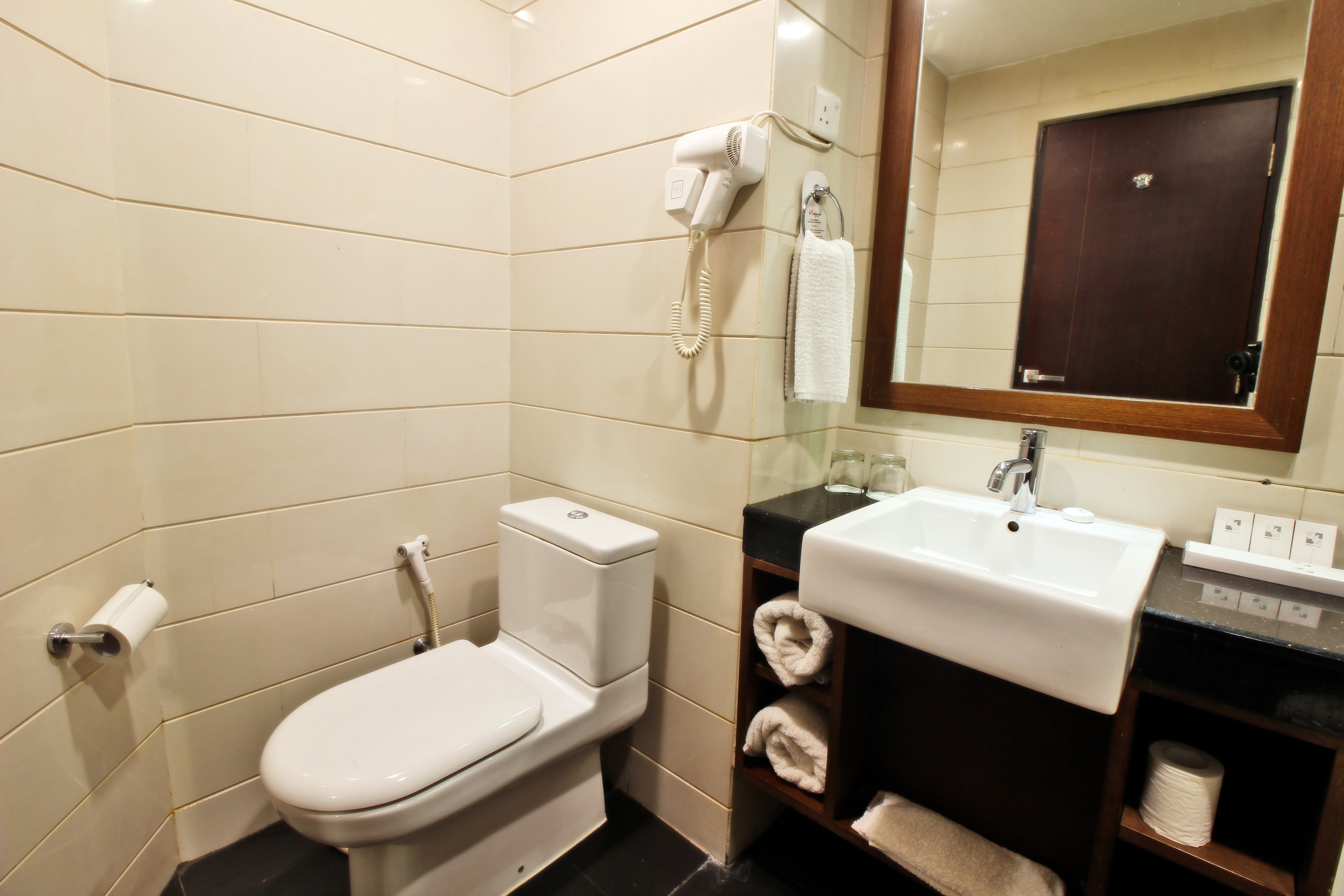 Swiss-Belinn Baloi Batam-guestroom-Bathroom Deluxe.jpg
