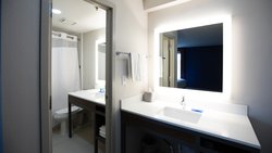  - Holiday Inn Express Downtown Nashville - I-40 & I-65, Exit 209