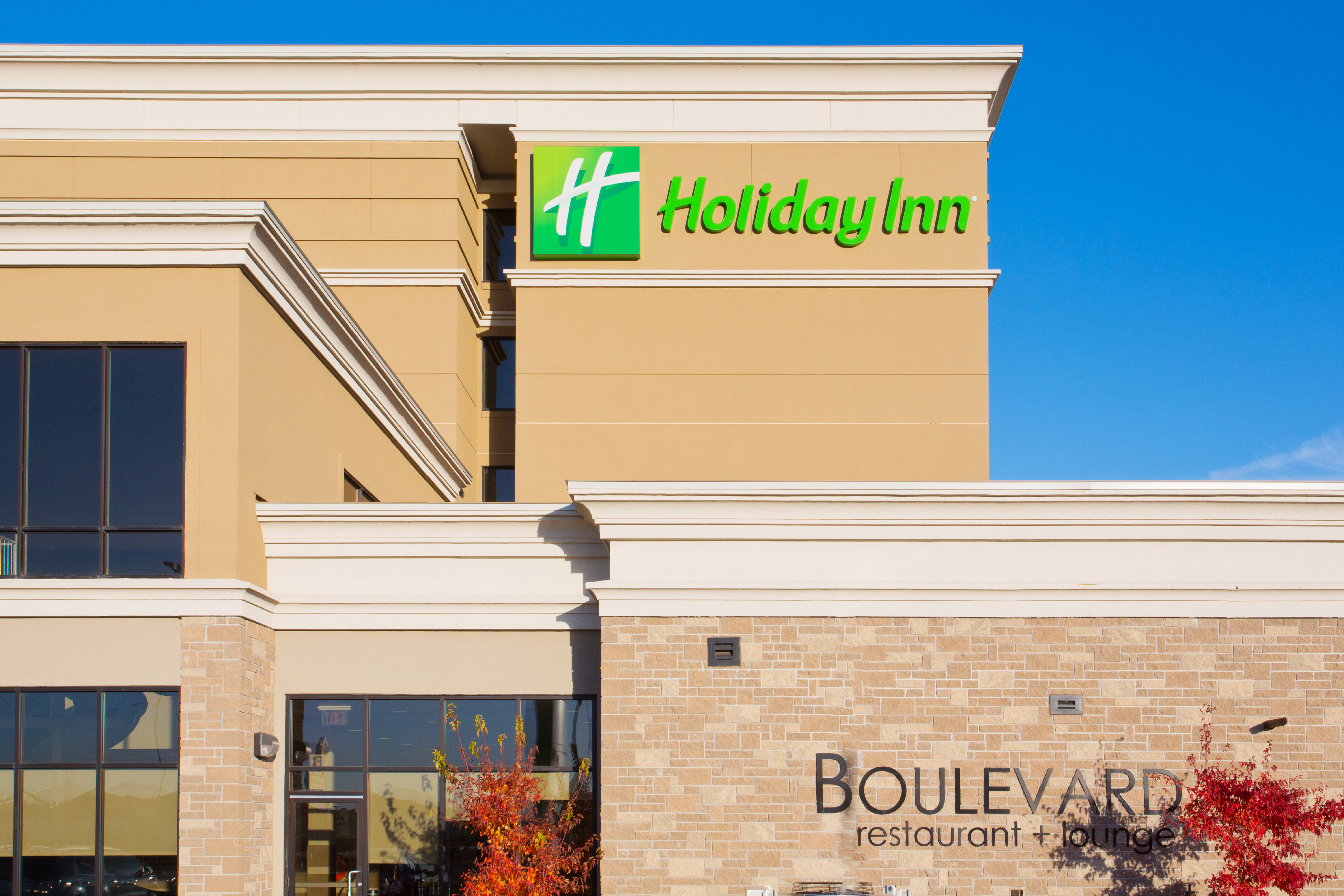 Boulevard Restaurant and Holiday Inn Hotel Lounge Exterior