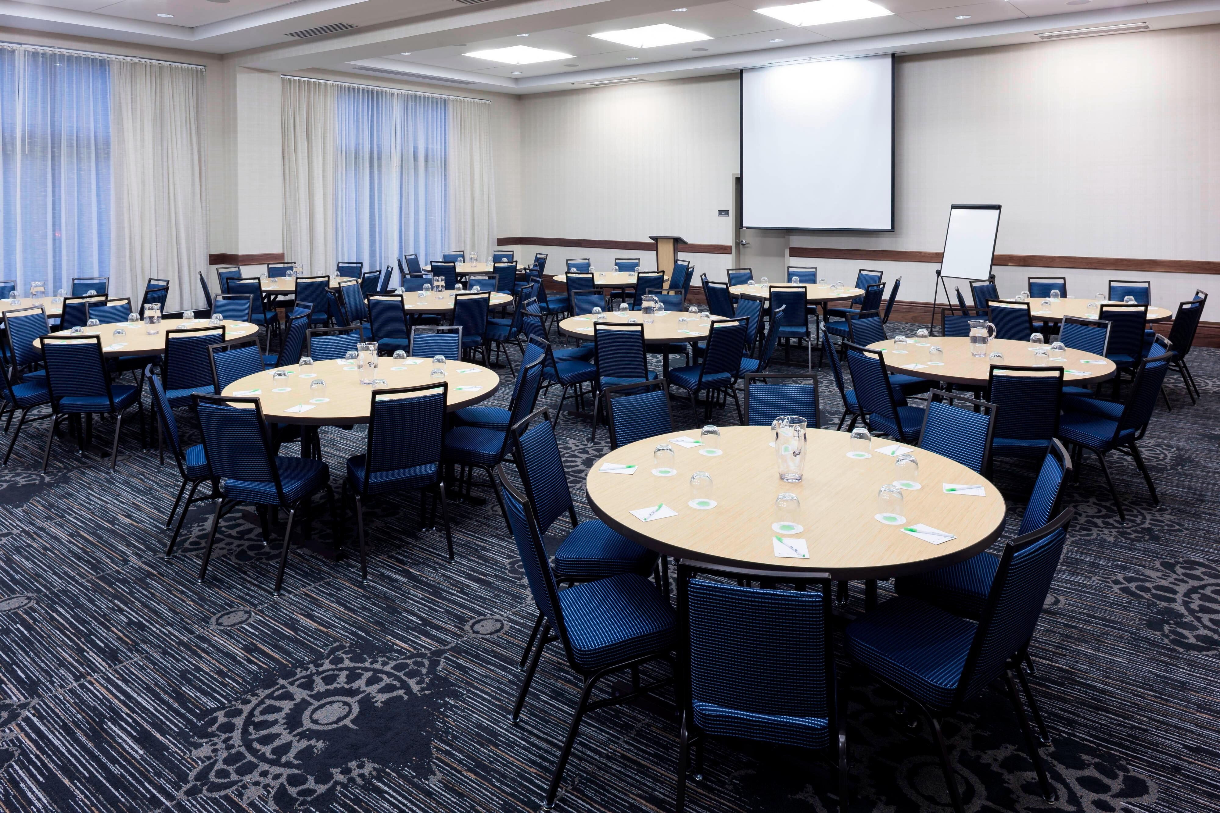 Meeting Room - Banquet Setup