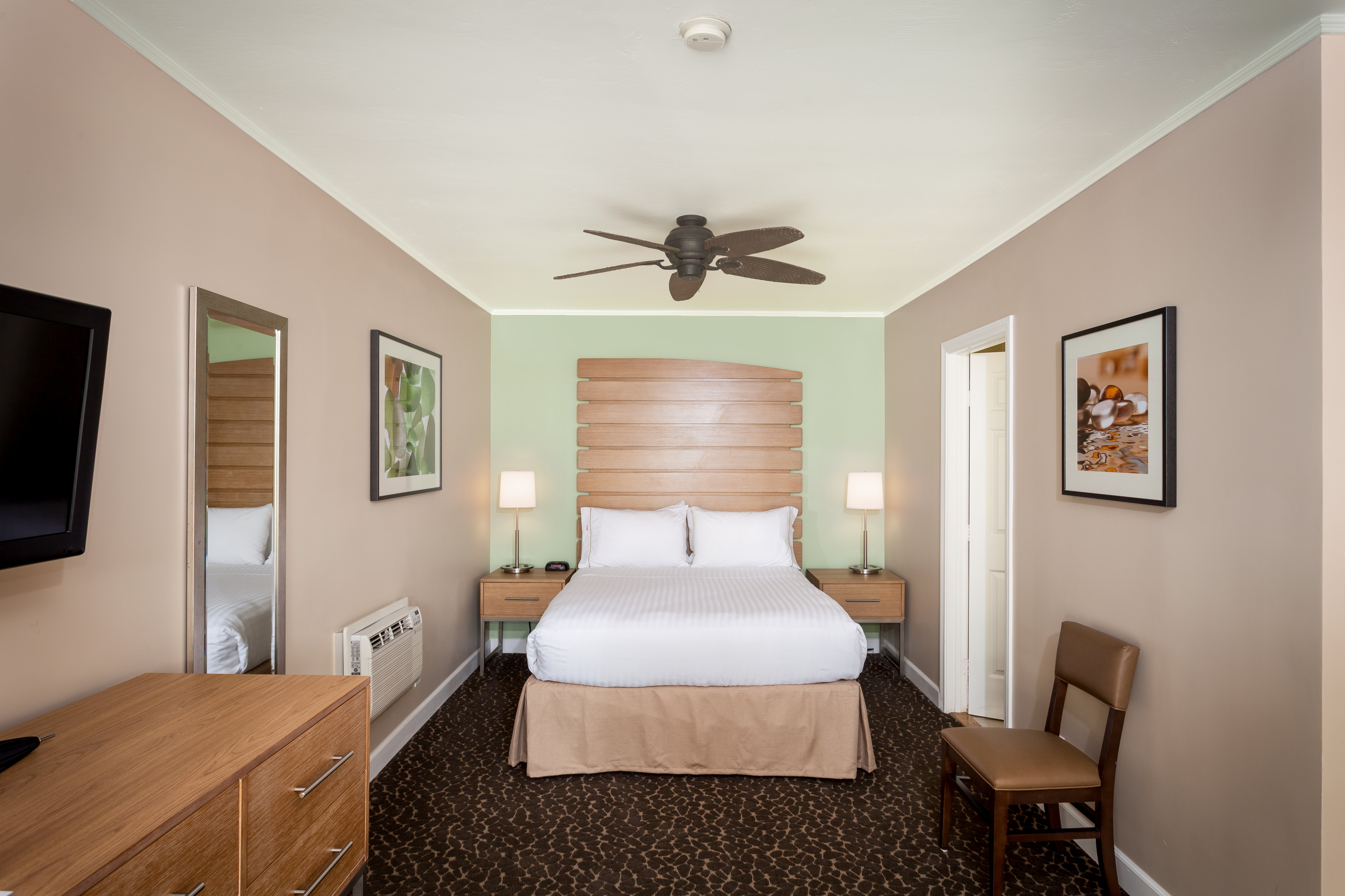 Start your La Jolla retreat in one of our renovated Queen rooms