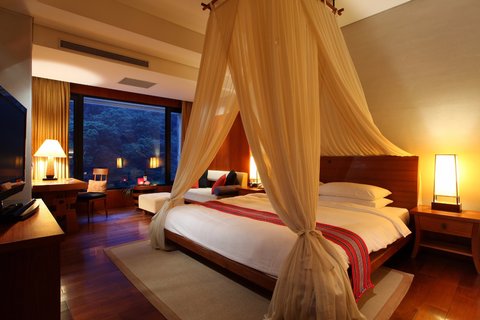 Grand King Bed