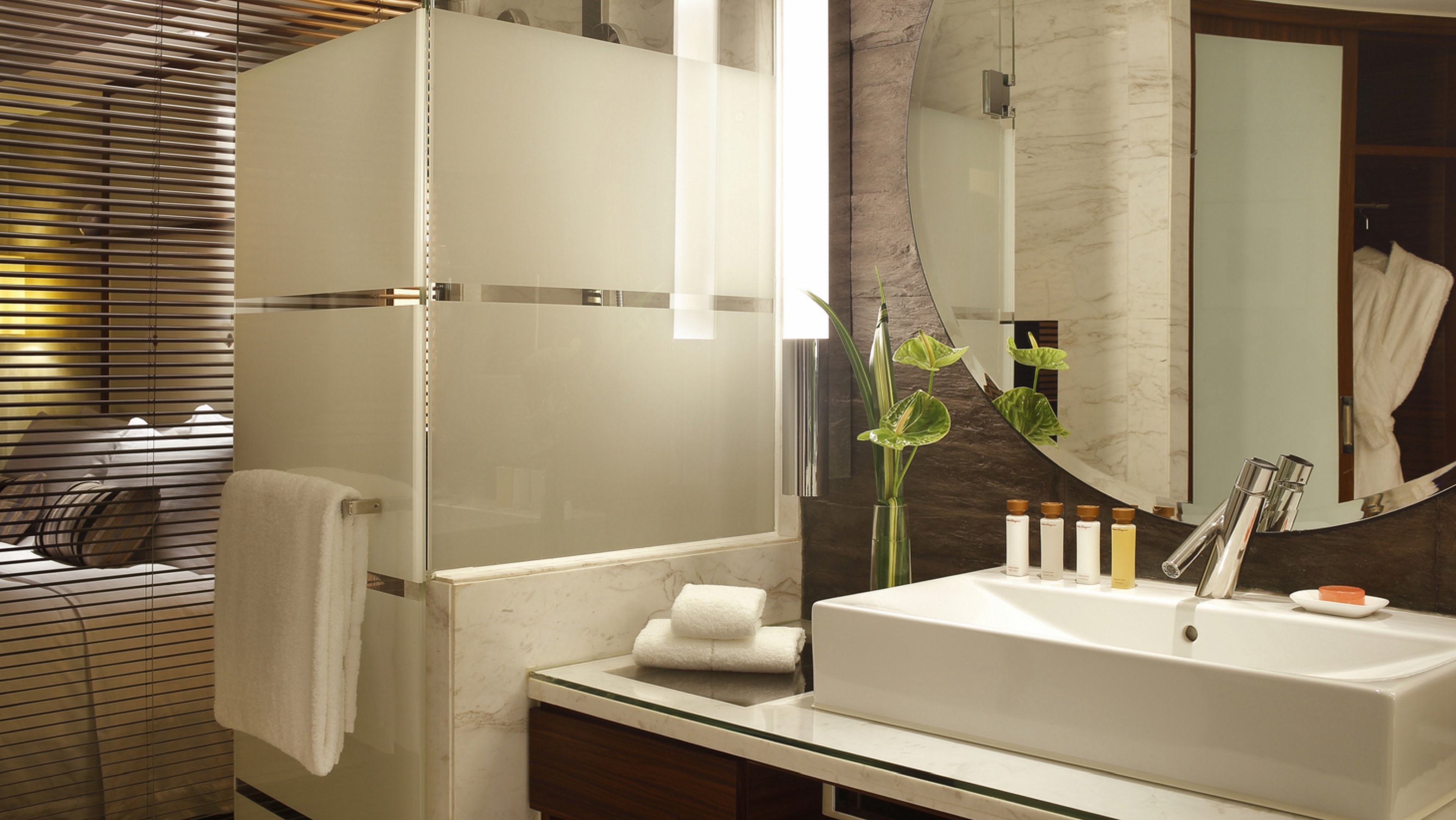 INTERCONTINENTAL SHANGHAI PUDO BY I-guestroom-Guest Washroom.jpg