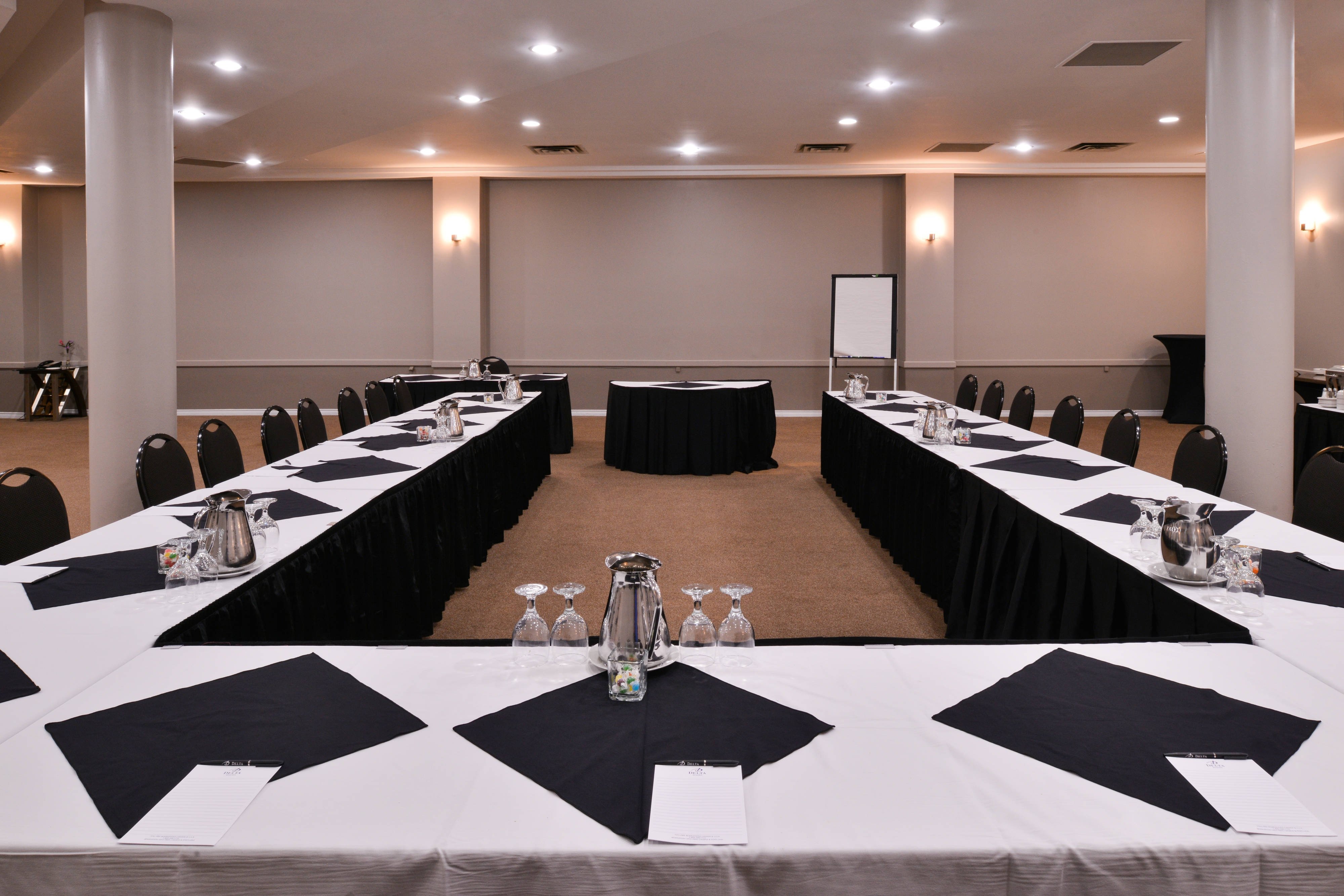 Novara Room - U-Shape Setup