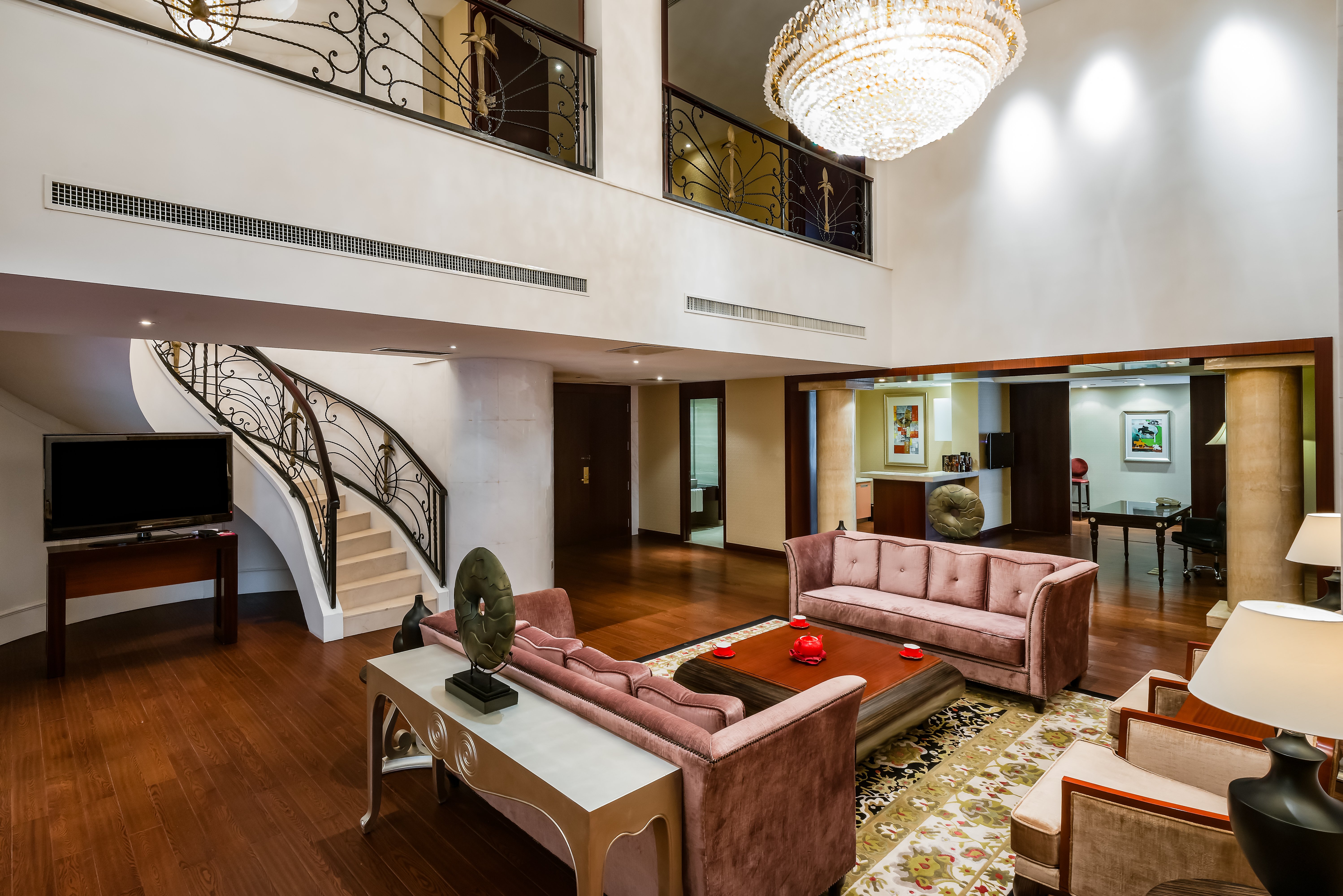 CROWNE PLAZA YANTAI SEAVIEW BY IHG-guestroom-Presidential Suite Photo.jpg