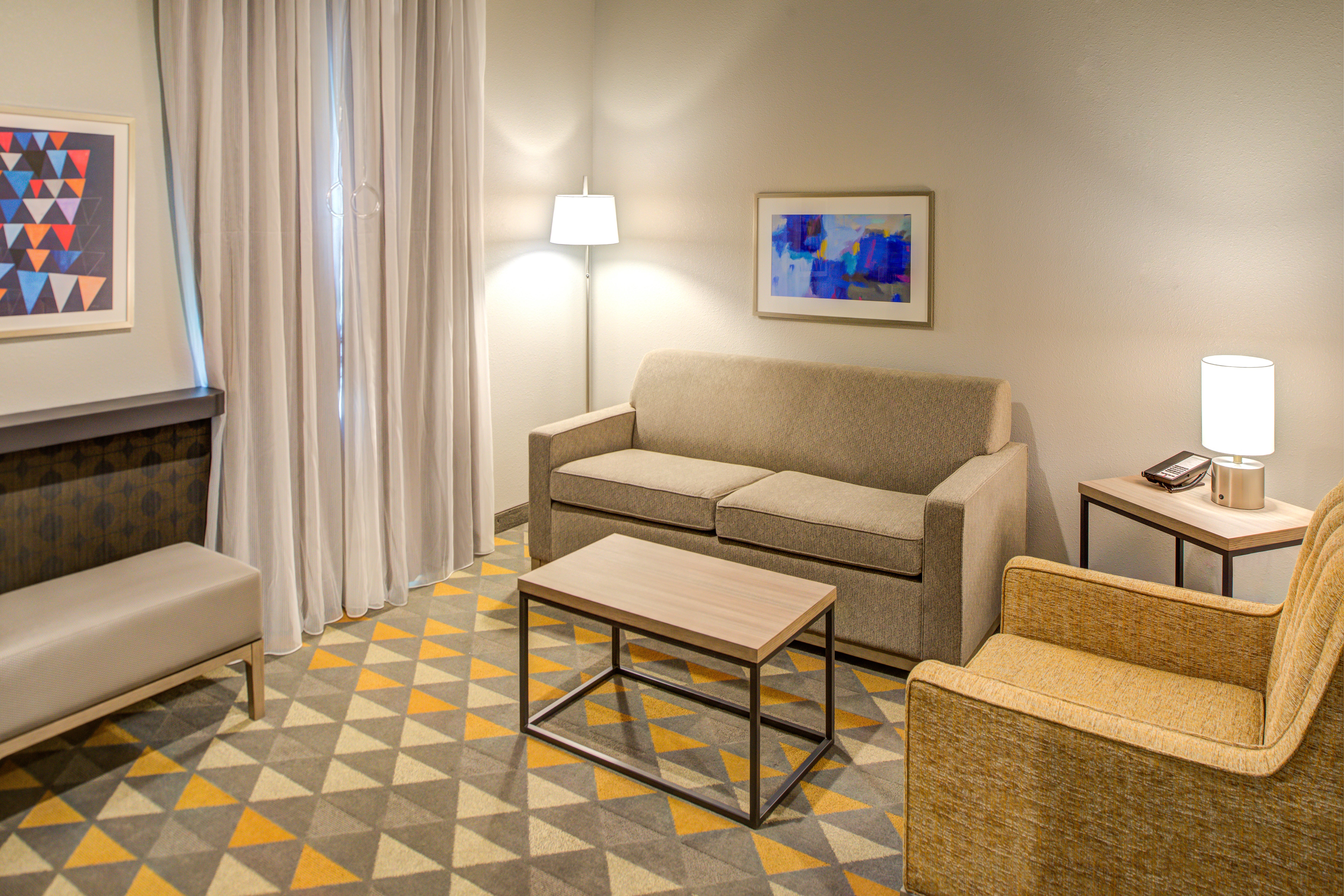 Suite Extended Stay - Utilize the pull-out sofa for extra guests.