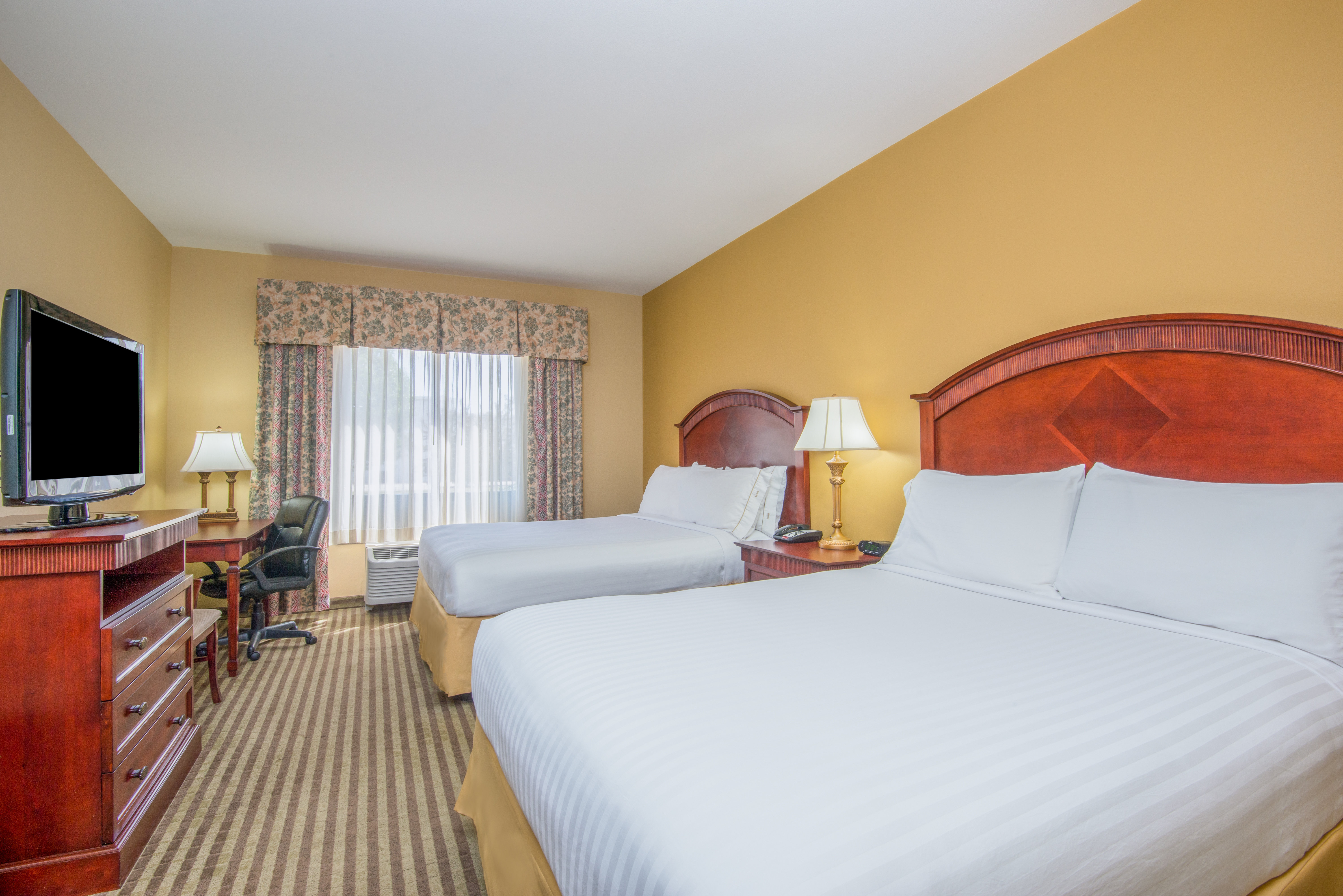 Comfortable Two Queen Guest Room in hotel in Enid OK
