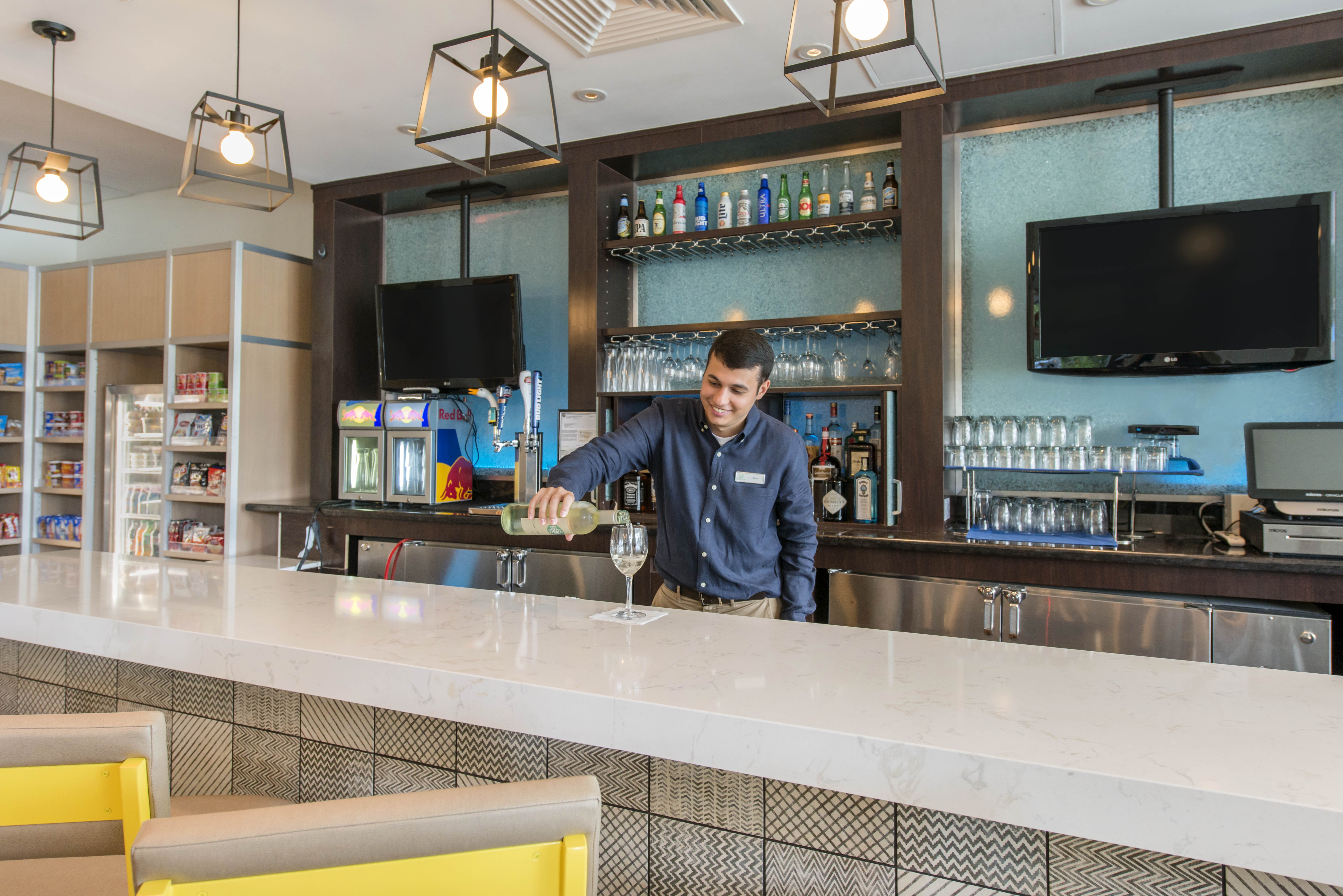 Sip on a cold drink or grab lunch at our Palm Breezes Bar & Lounge