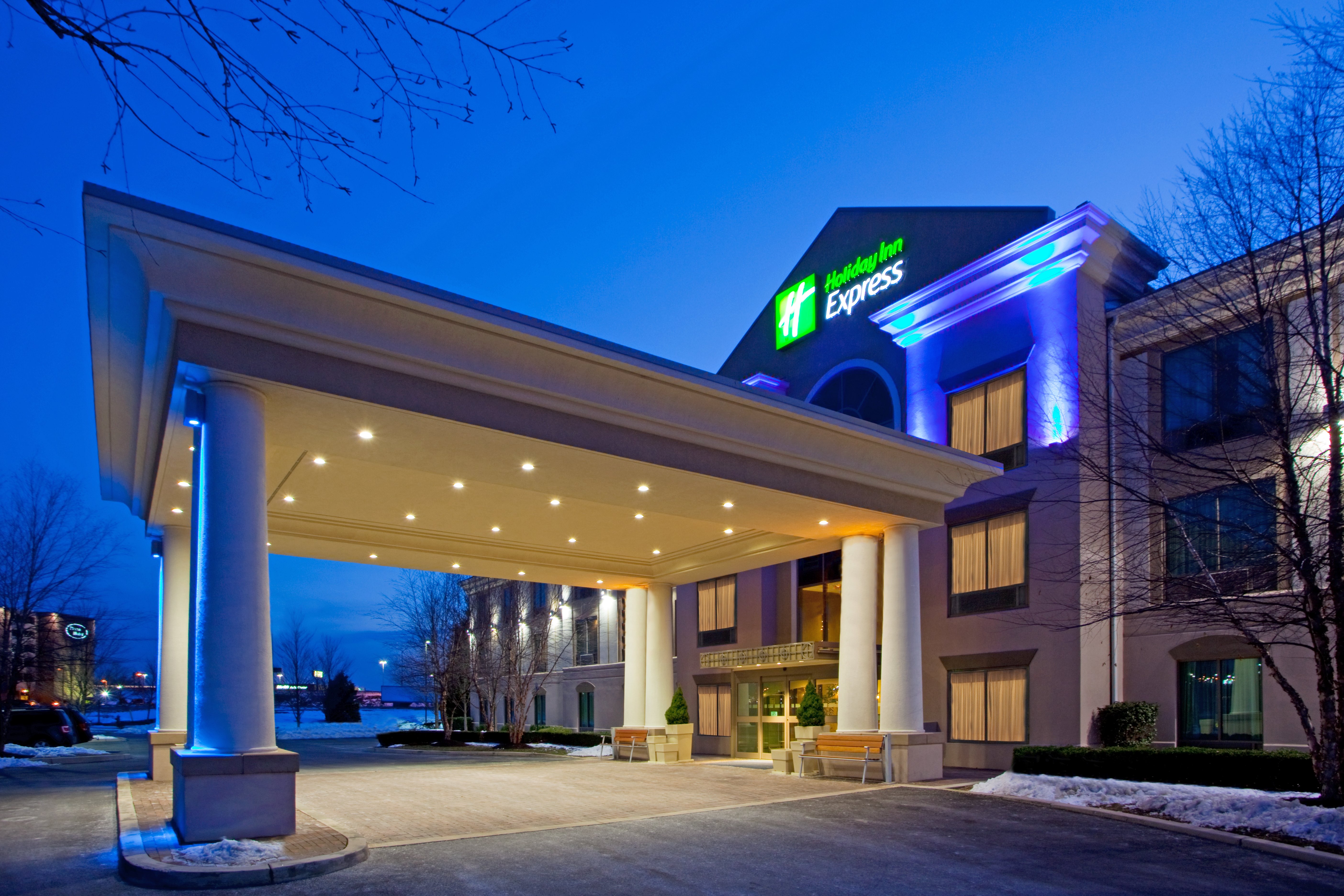 Hotel Entrance of the Holiday Inn Express and Suites Hagerstown