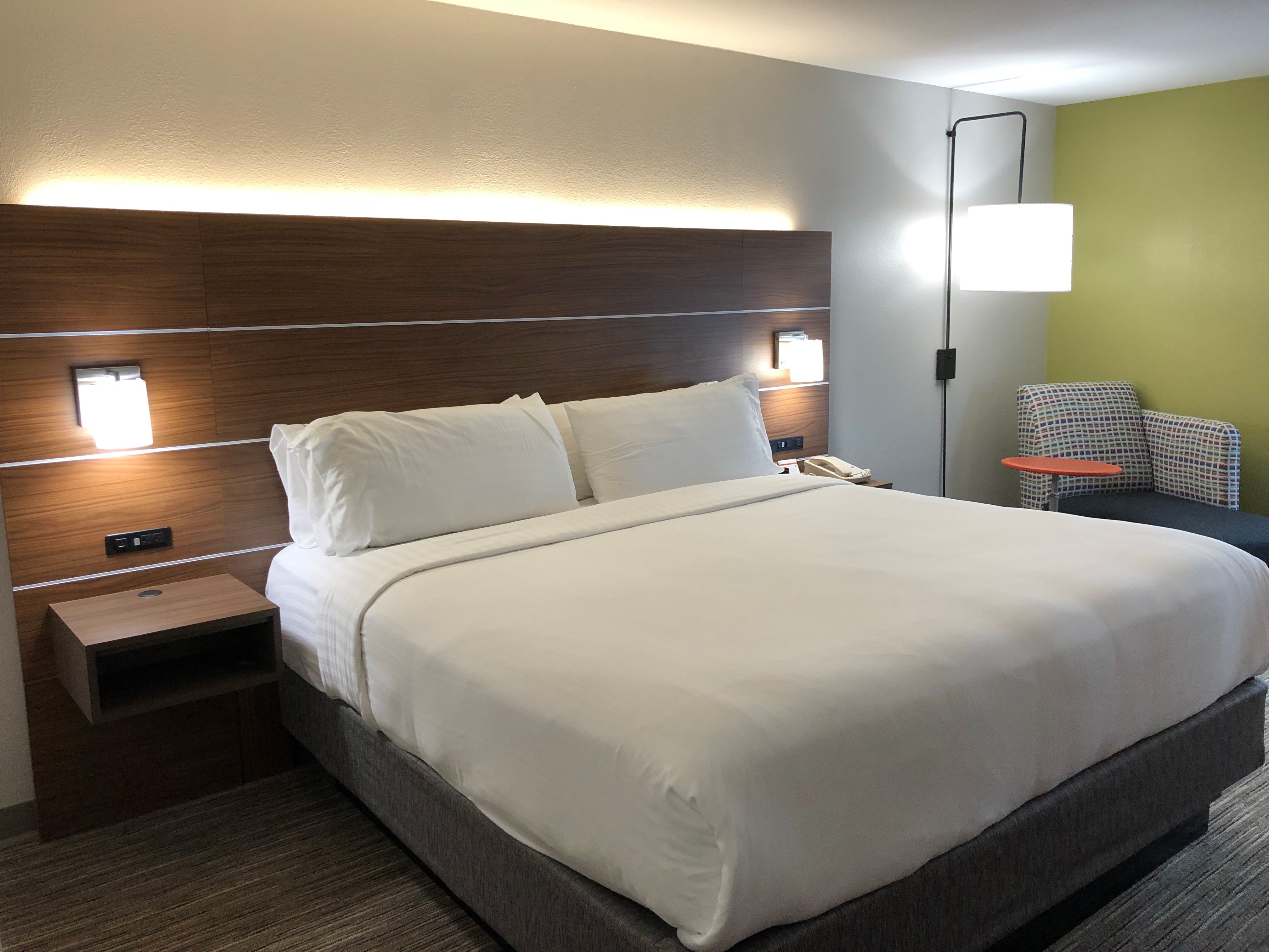 HOLIDAY INN-EXP STONE MOUNTAIN BY I-guestroom-King Bed, offers a stylish, comfortable and seamless experience..jpg