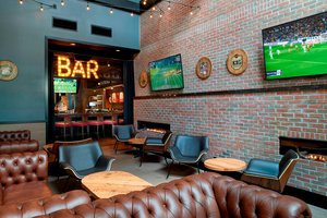detroit marriott courtyard downtown hotel applebees lounge