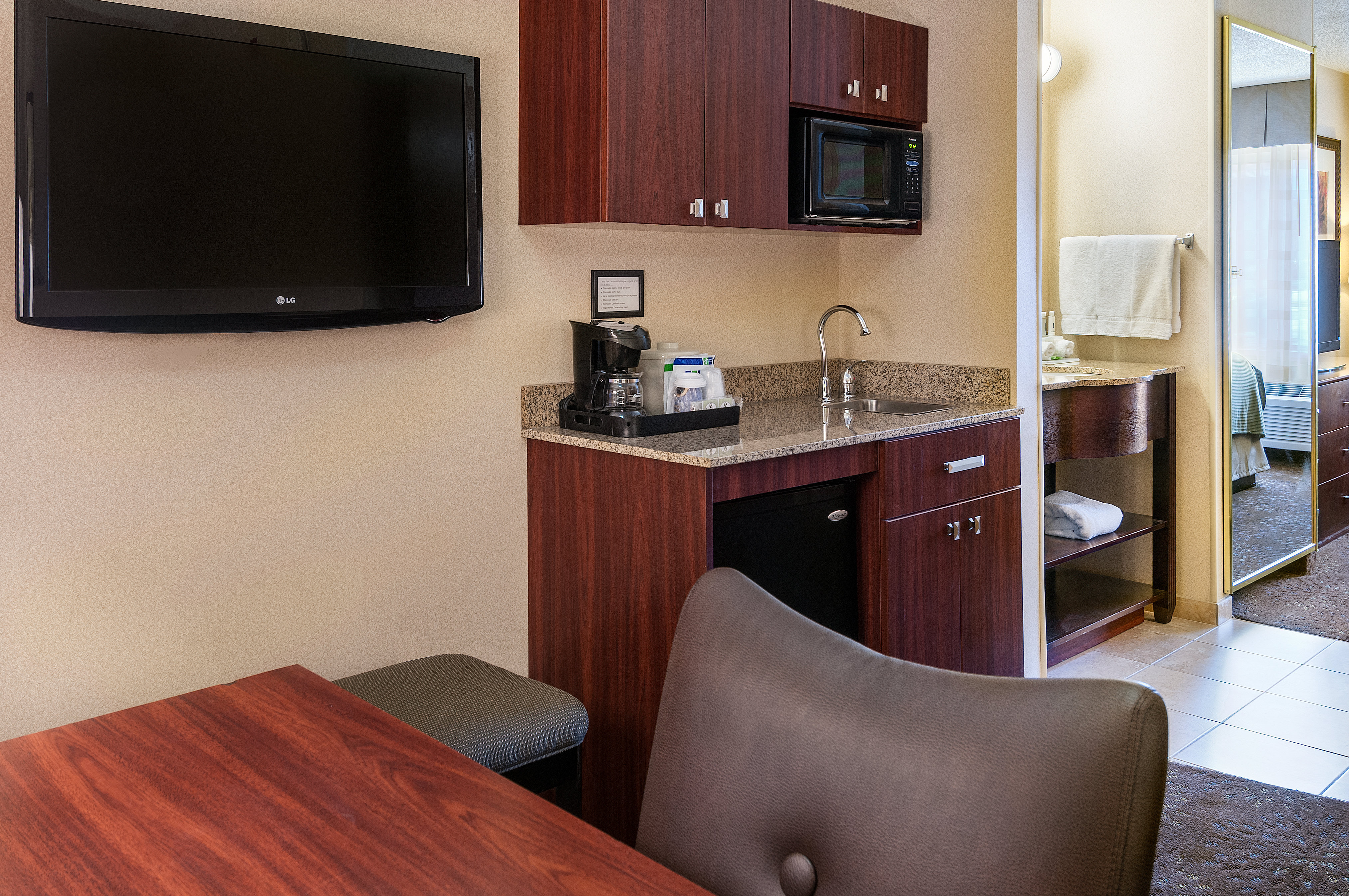 HOLIDAY INN EX STES SANDY BY IHG-guestroom-Enjoy amenities like a microwave, mini fridge, and Keurig..jpg