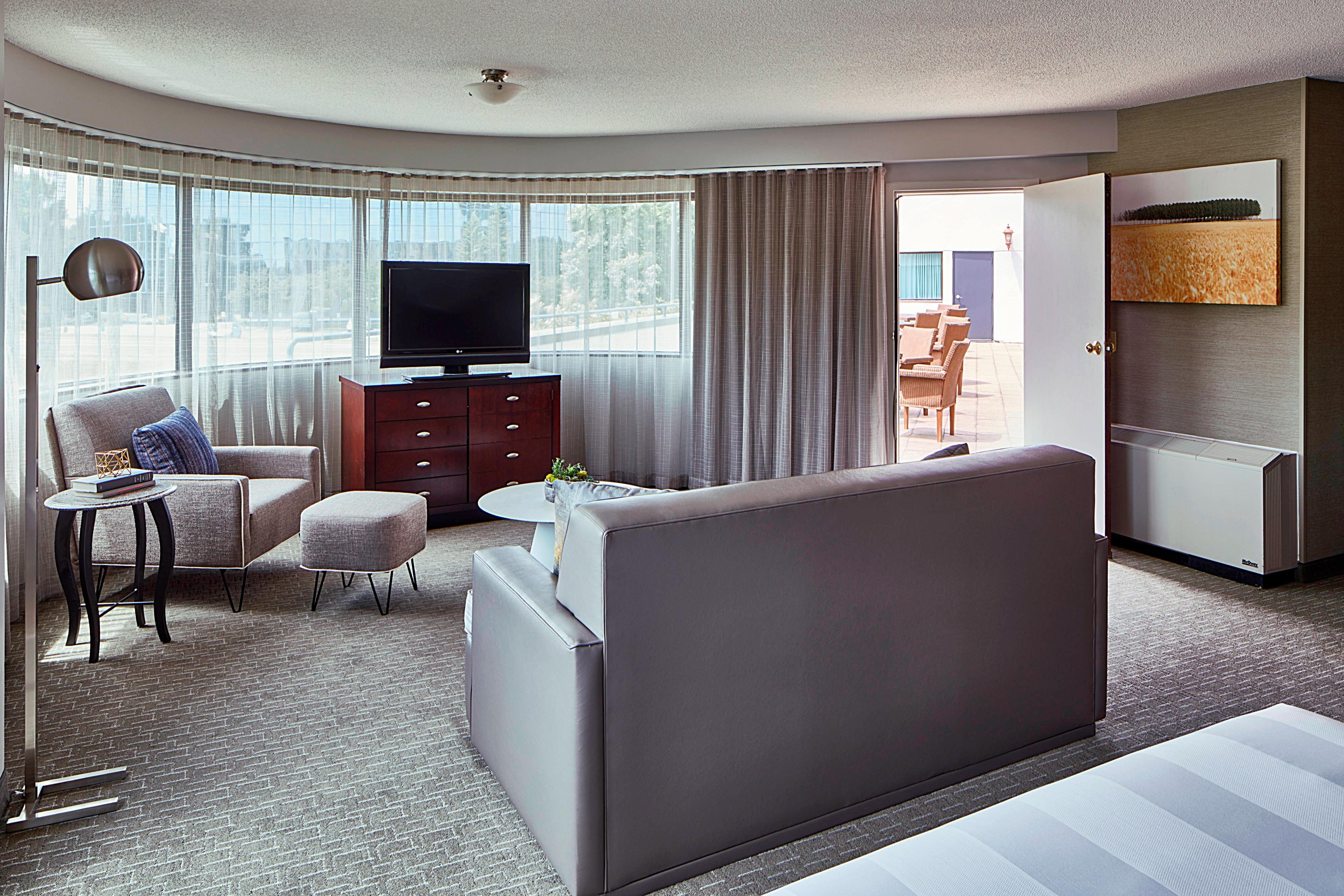 King Suite - Balcony Seating Area