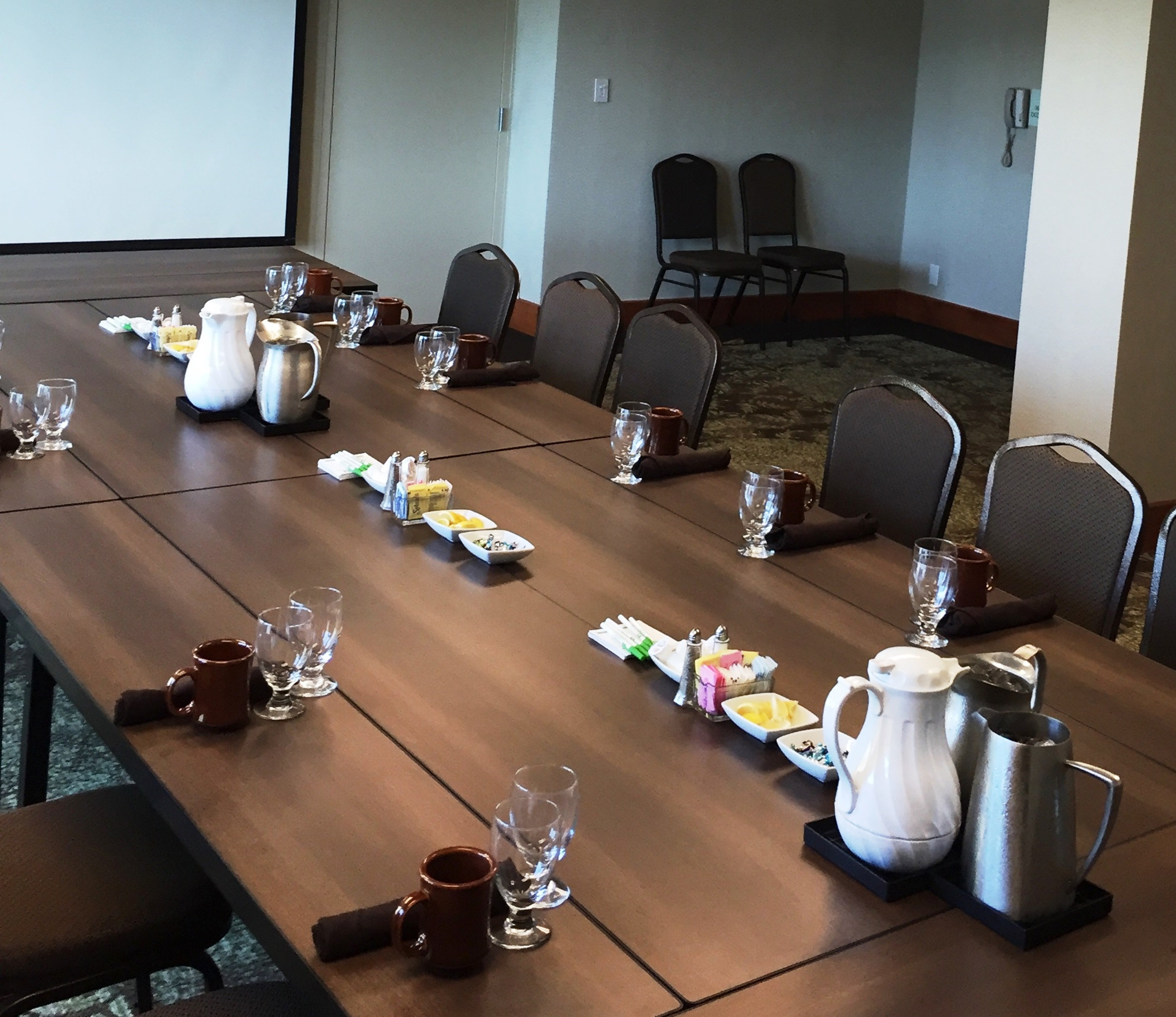 Host your next business meeting in one of our meeting rooms 