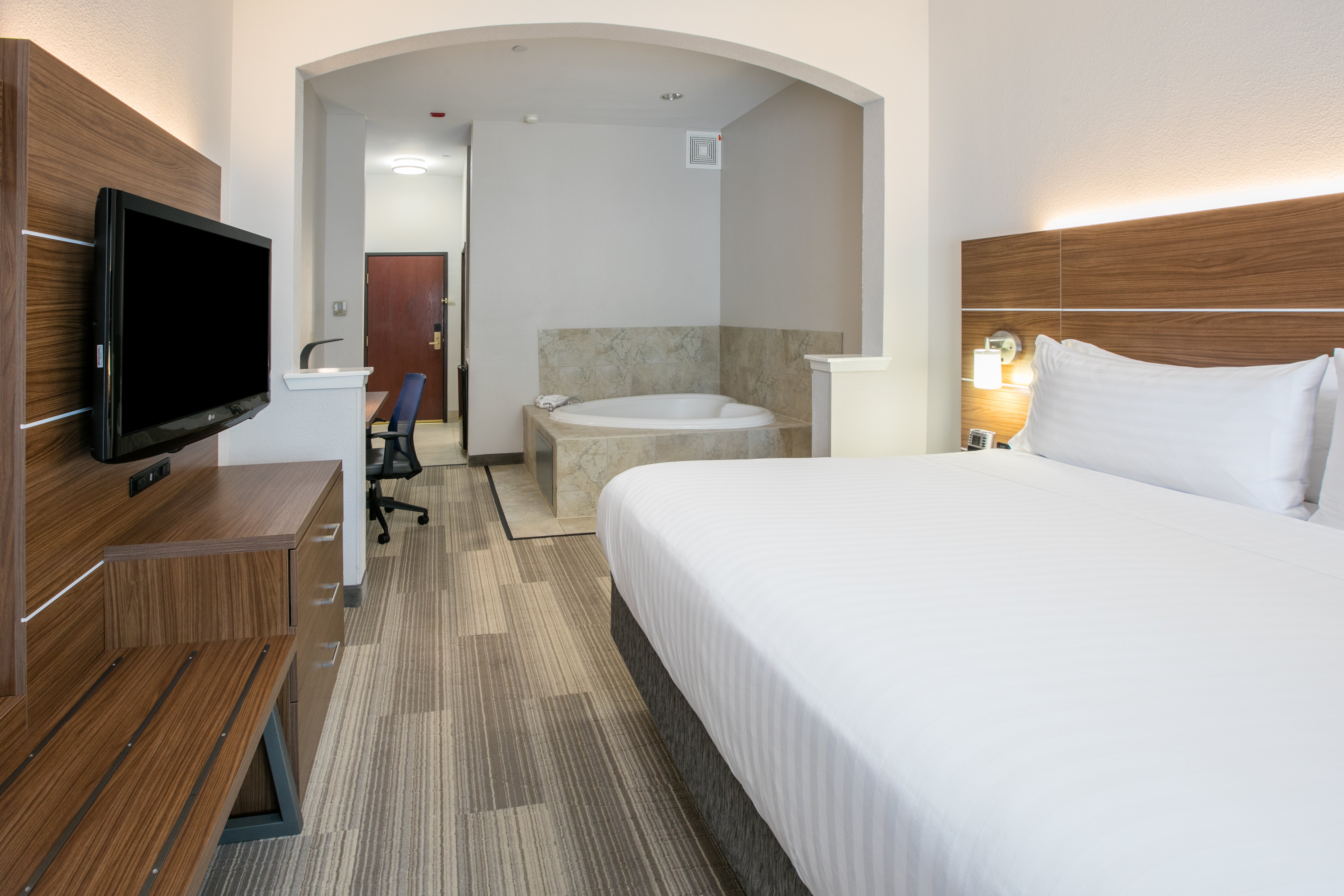 HOLIDAY INN EXP STES GRND PRAI BY I-guestroom-Guest Room.jpg