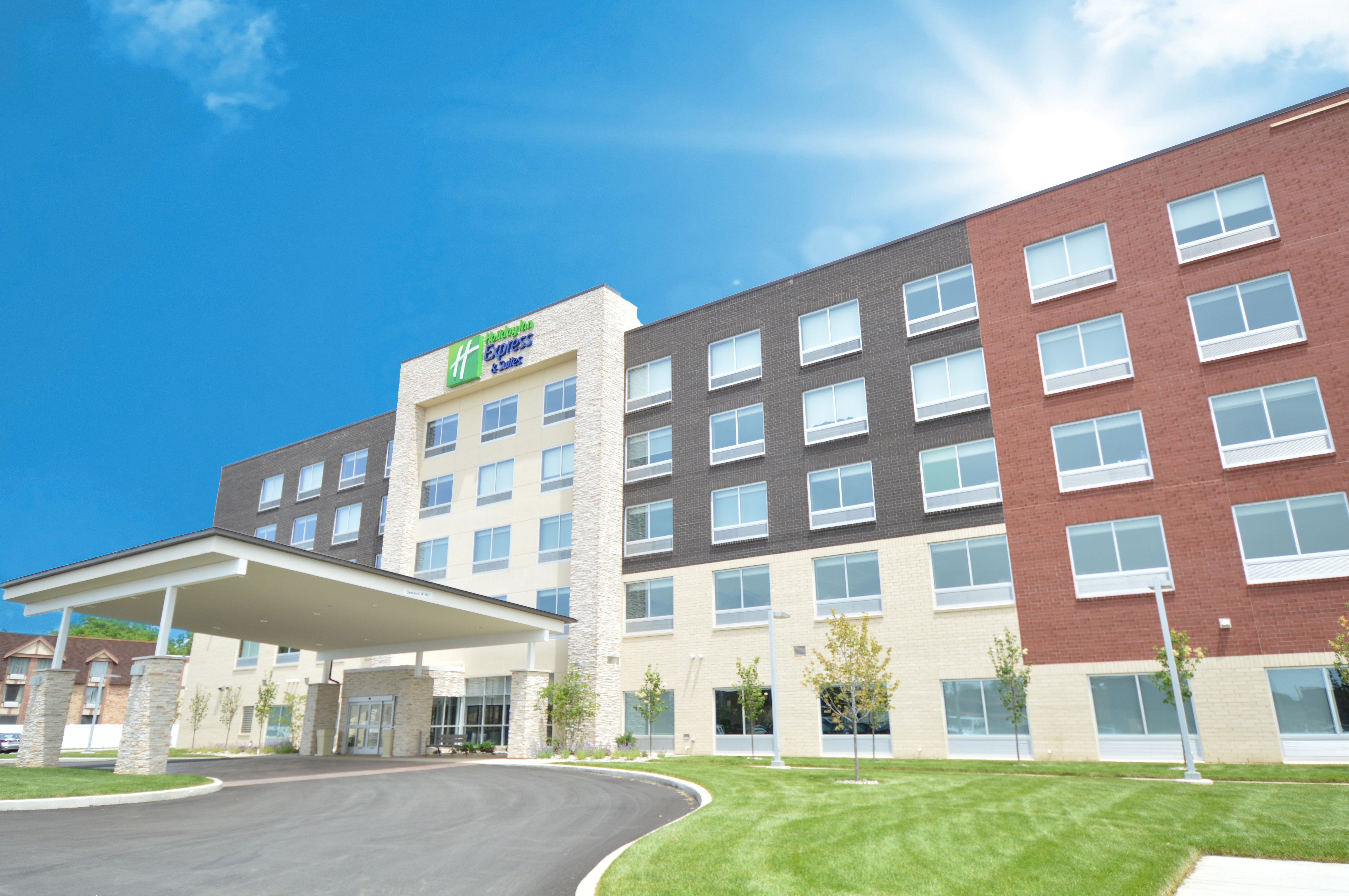 Best hotel to stay few minutes away from Franklin Park Mall.