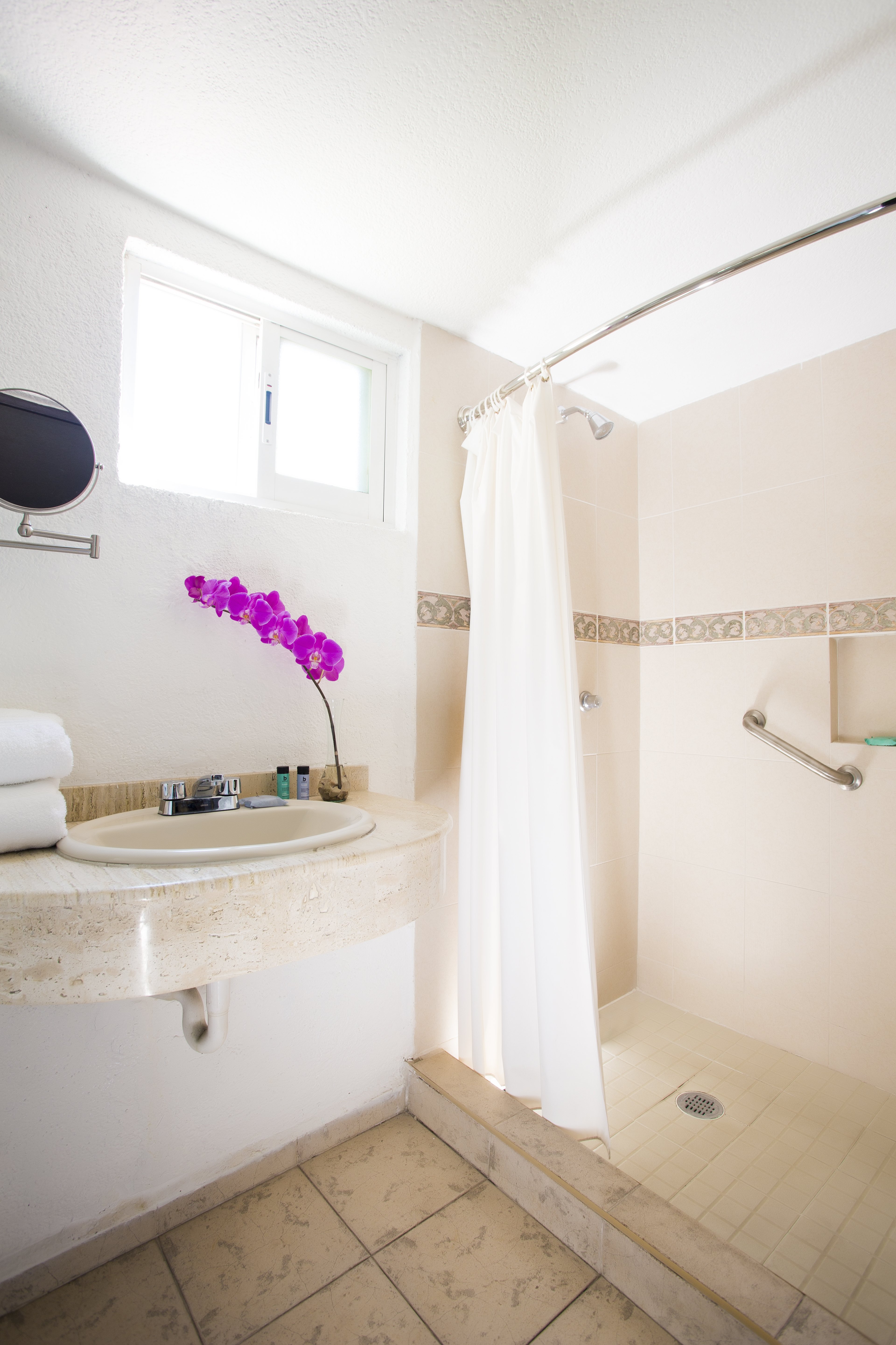 Gamma Cuernavaca PuertaParaiso-guestroom-Bathroom.jpg