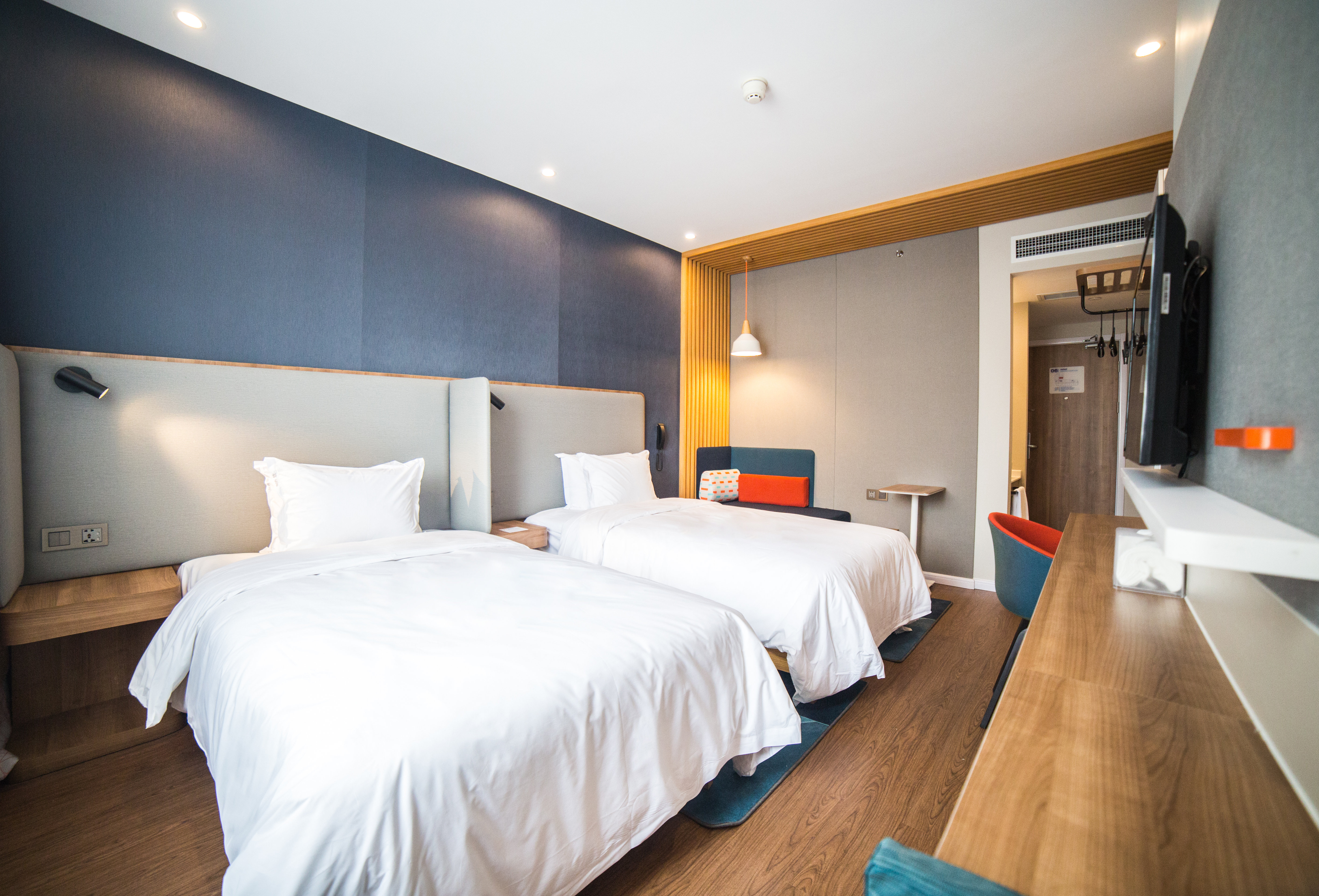 HOLIDAY INN EXP XUANWU LAKE BY IHG-guestroom-Guest Room.jpg