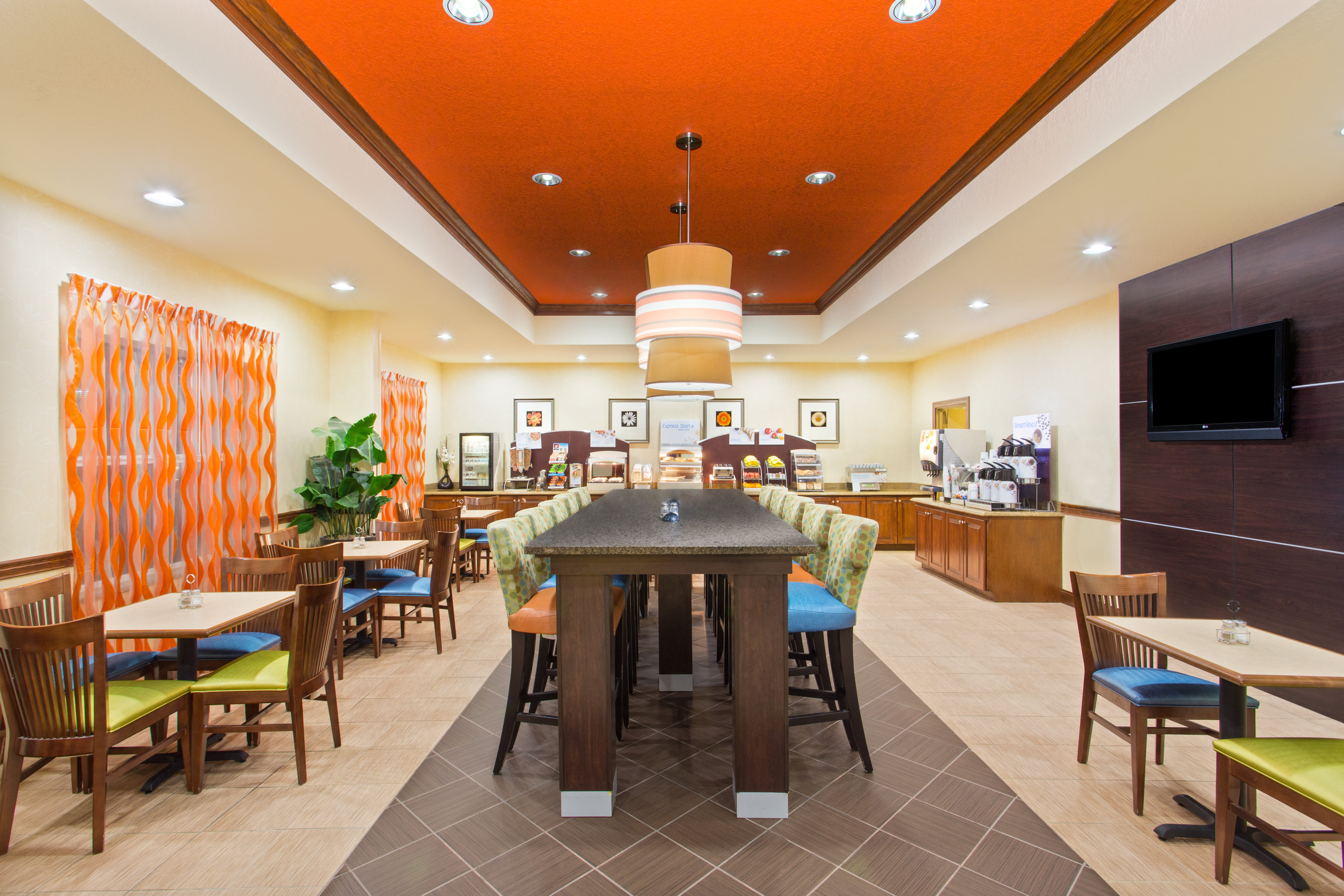 A perfect area for dining, socializing and having meetings.