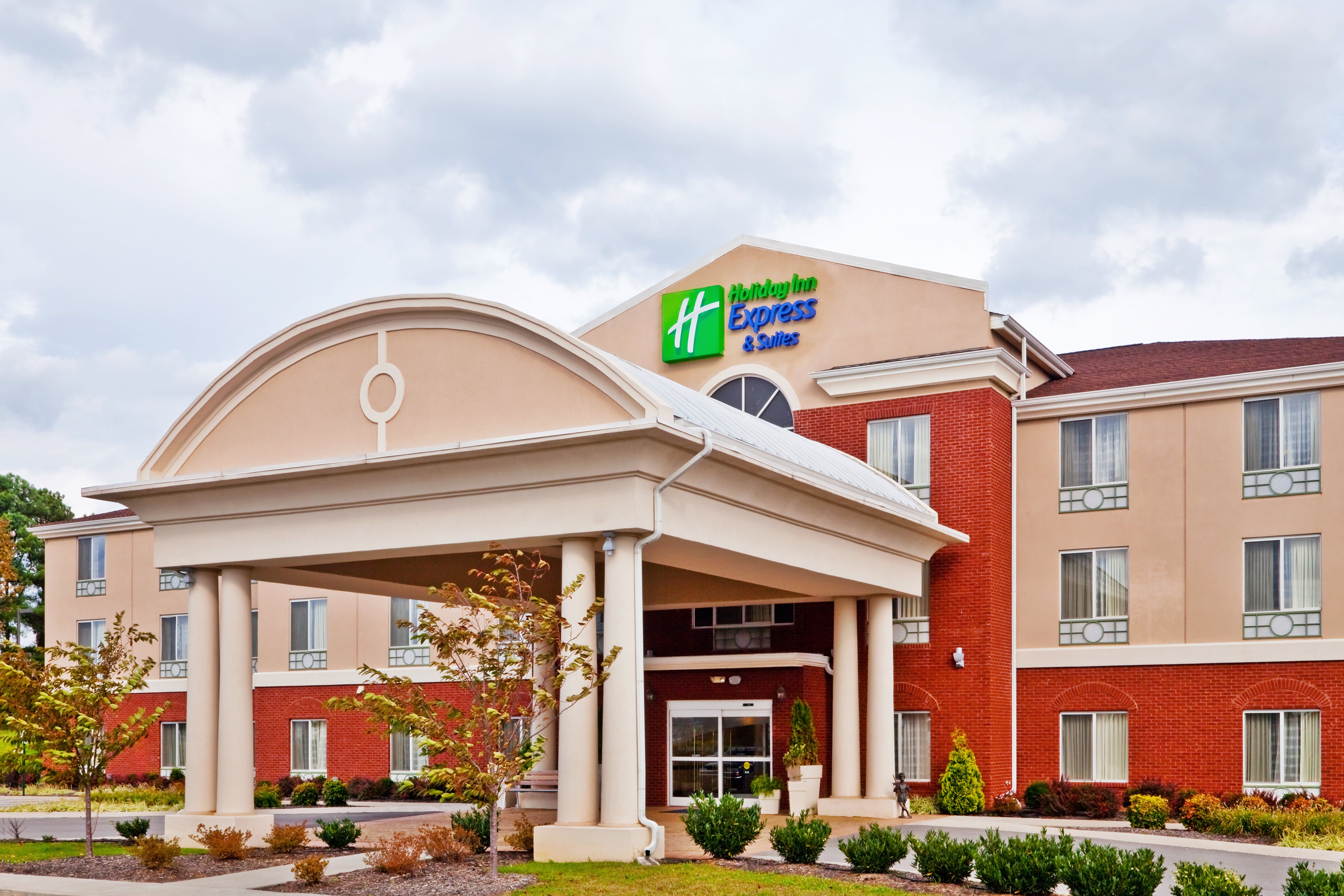 Welcome to the Holiday Inn Express & Suites Dickson