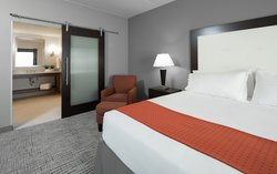  - Holiday Inn Express & Suites Davenport - I-74, Exit 2