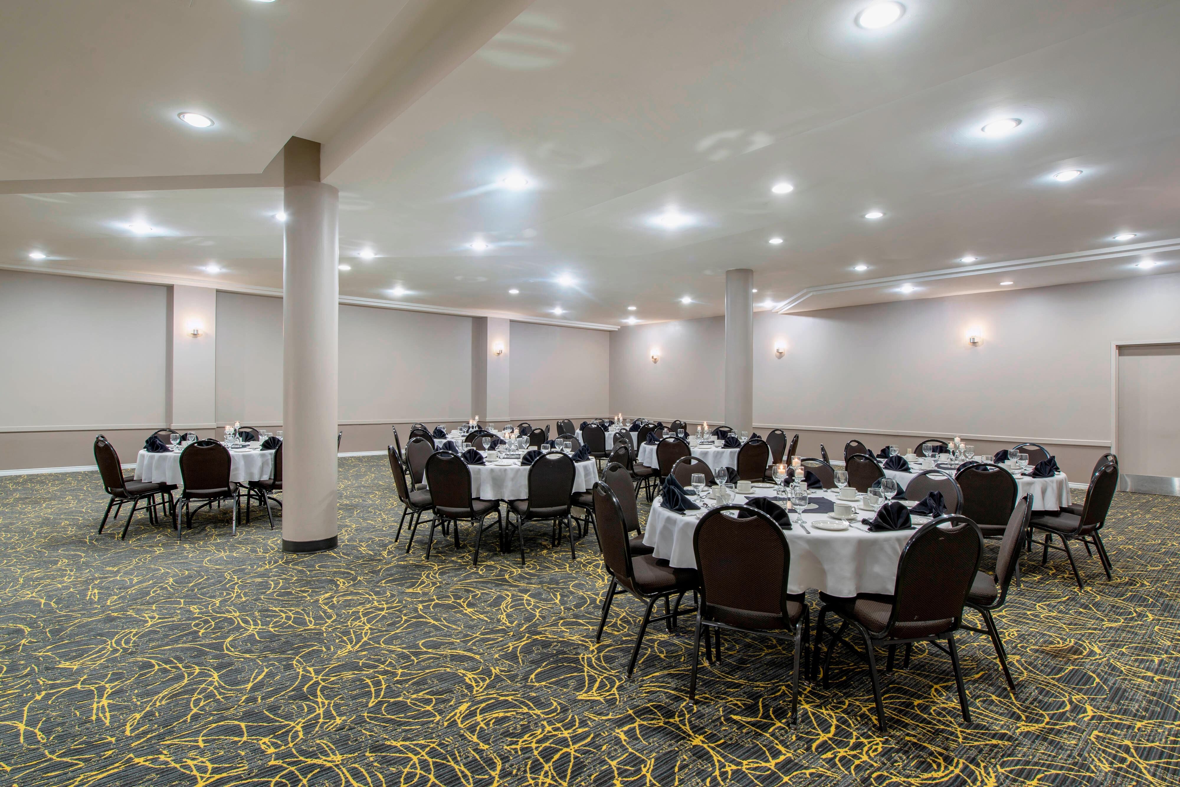 Novara Room - Rounds Table Setup