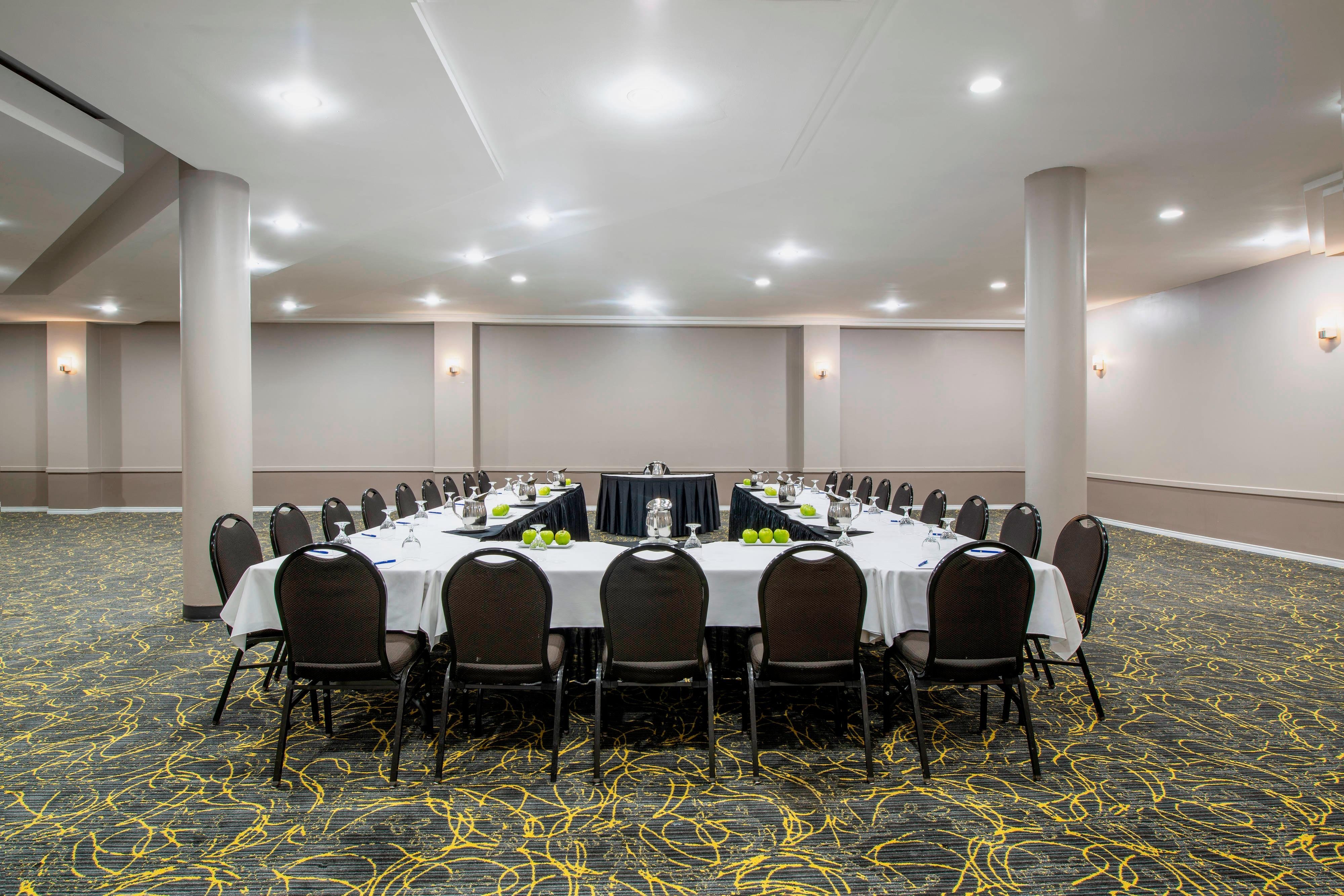 Novara Room - U-Shape Setup