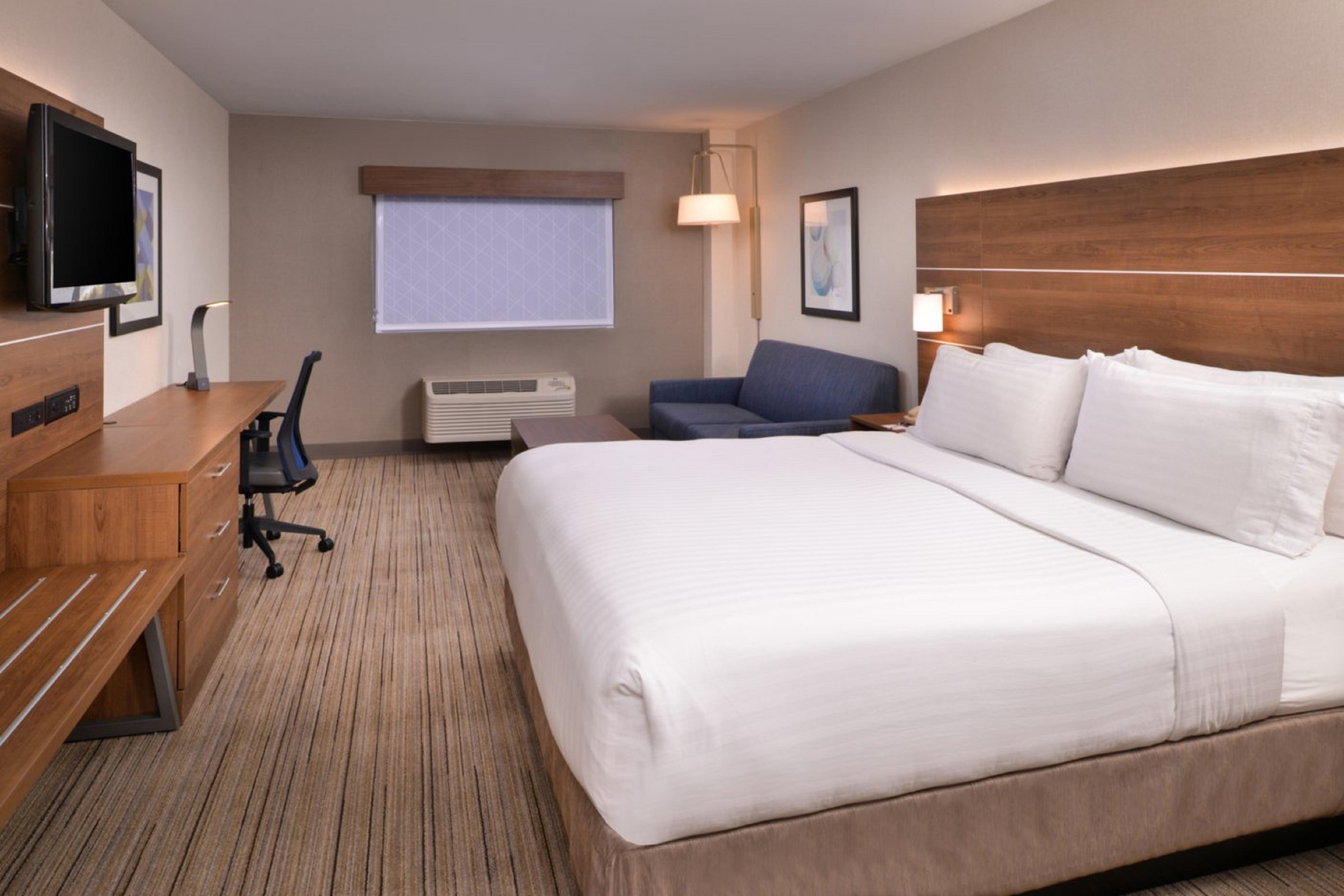 HOLIDAY INN EXP WALNUT CREEK BY IHG-guestroom-Unwind in your king bed room while you watch your favorite TV show.jpg