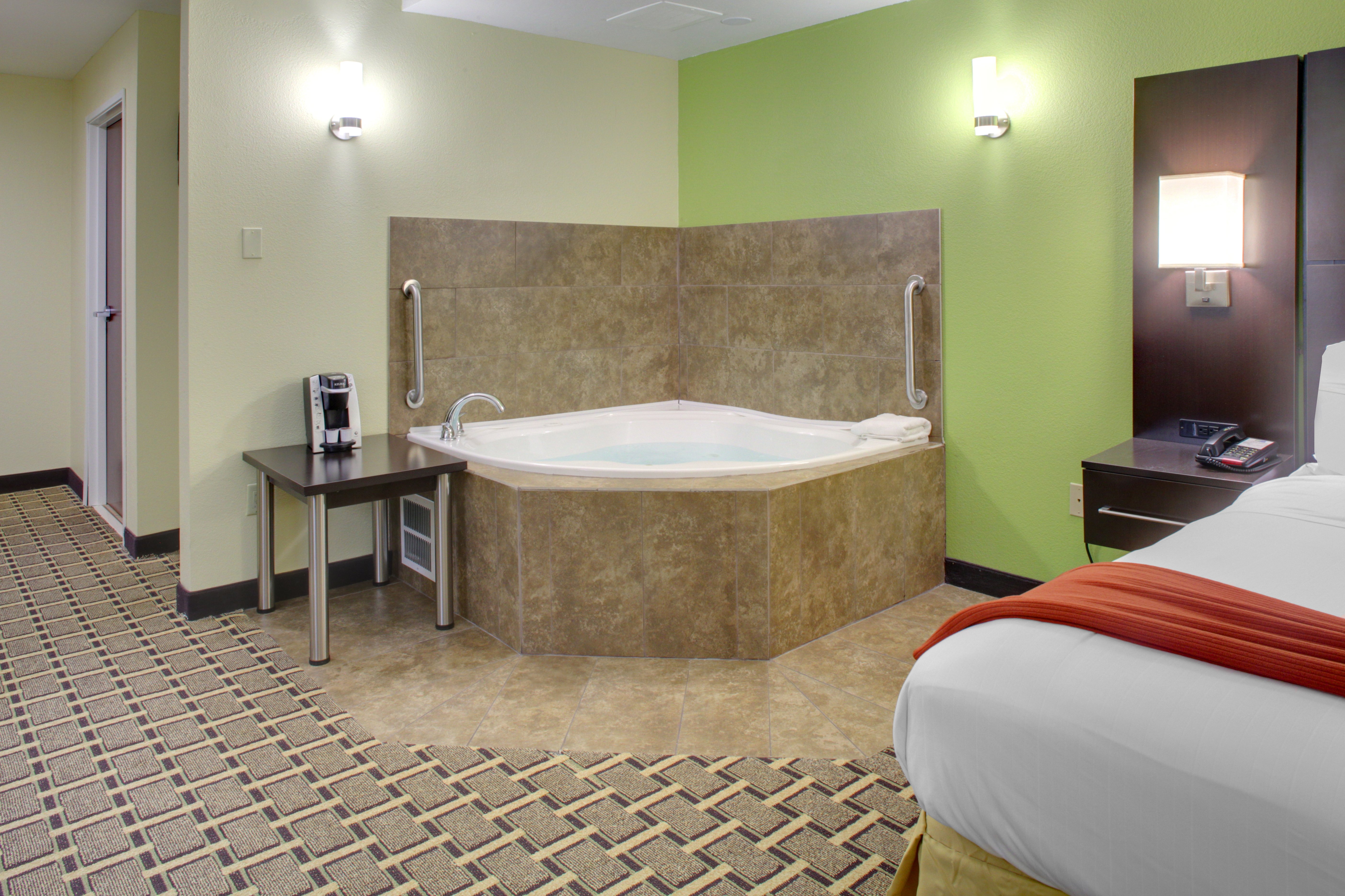 HOLIDAY INN EXP STES CROSS LANE BY-guestroom-Guest Room.jpg