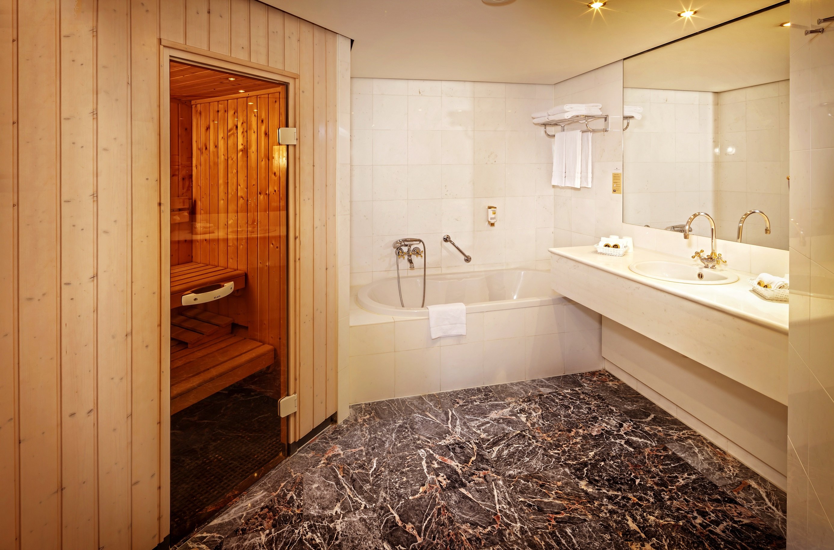 TOP LUITPOLDPARK-HOTEL FUESSEN-guestroom-Bathroom_Suite_TOP Luitpoldpark Hotel Fuessen.jpg