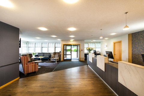 Leonardo Inn Aberdeen Airport Lobby
