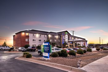 Holiday Inn Express Hotel & Suites