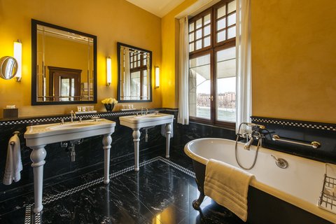 GRAND HOTEL LES TROIS ROIS - Photo 55