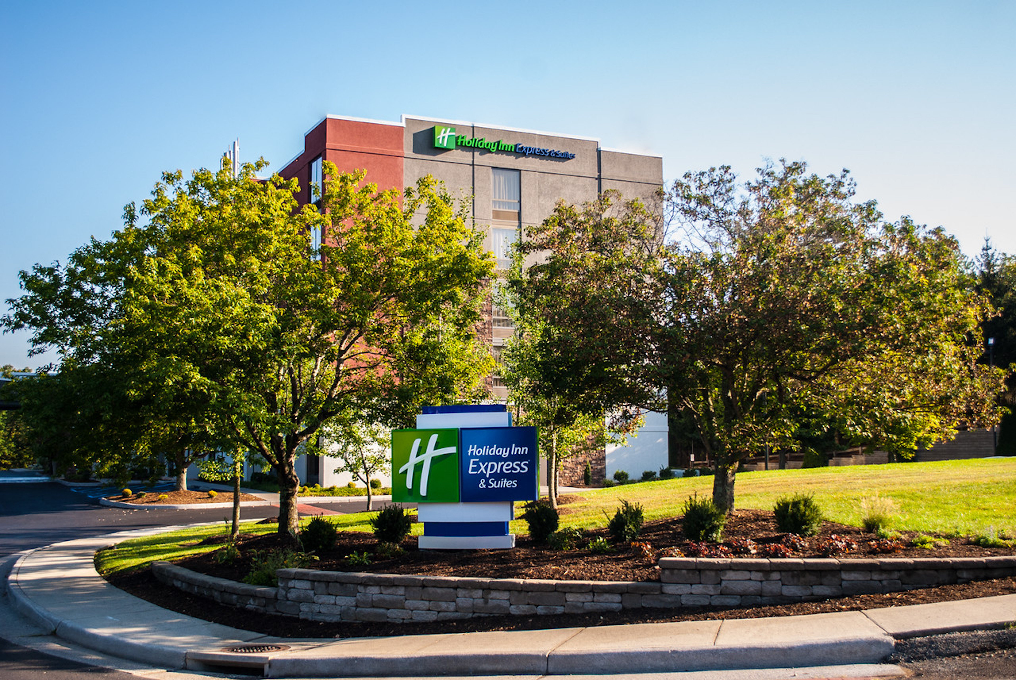 HOLIDAY INN EXP STES BLACKSBURG-guestroom-Welcome to the Holiday Inn Express & Suites - Blacksburg Univ Area.jpg