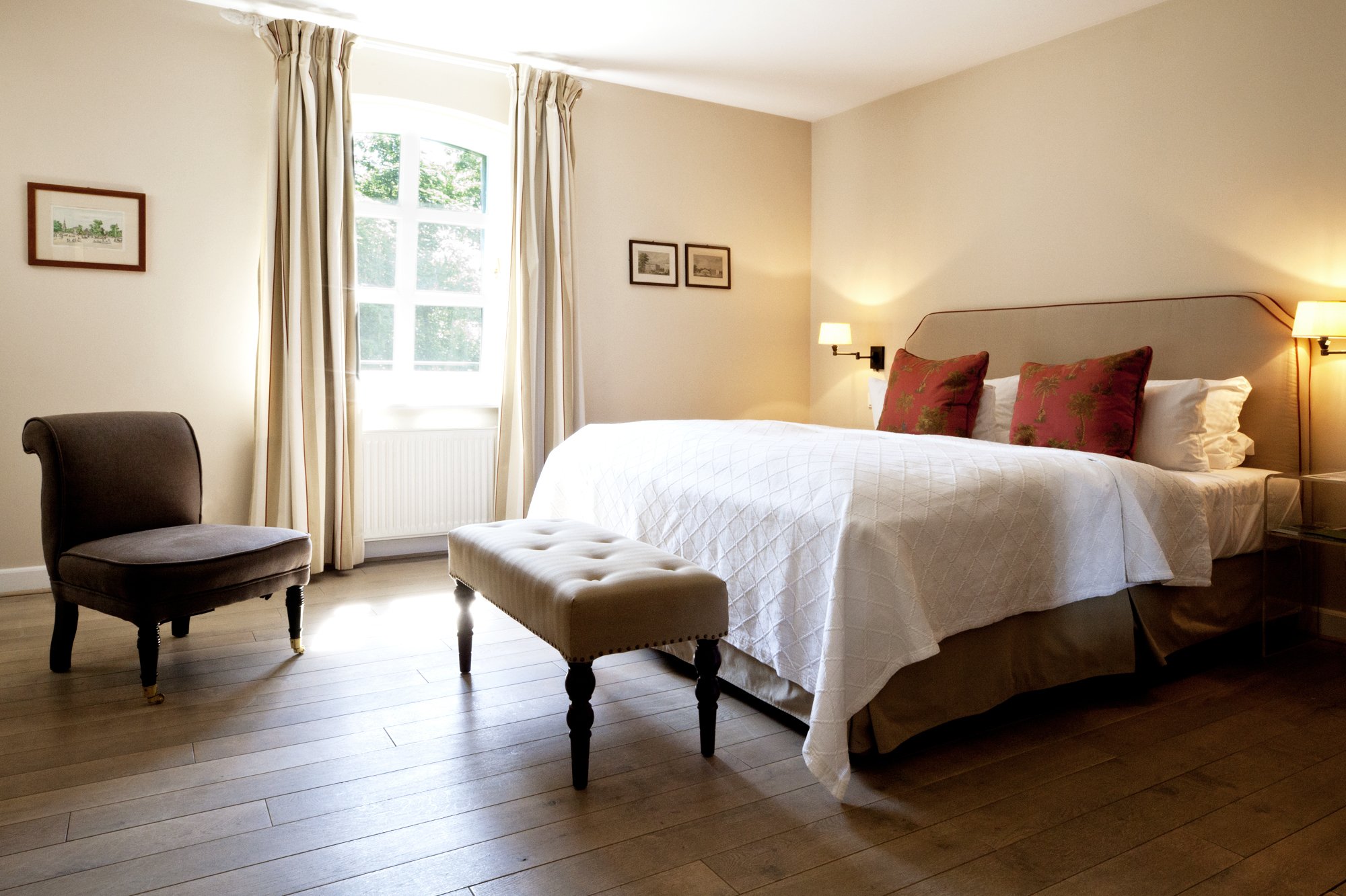 Gutshaus Stolpe-guestroom-Manor House Queen II sleeping room.jpg