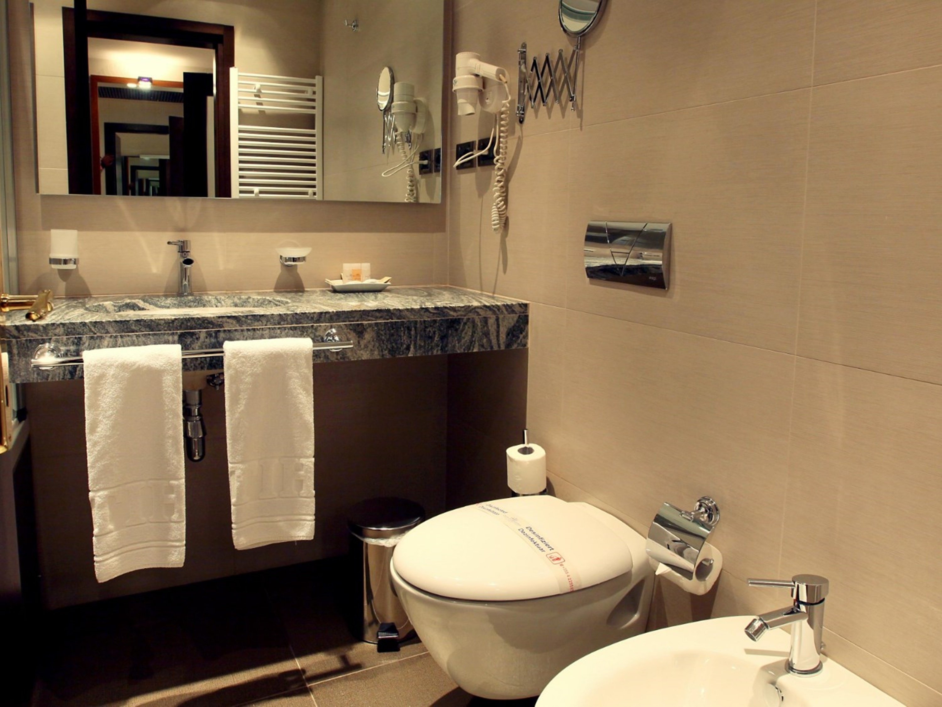 Tirana International-guestroom-Bathroom.jpg