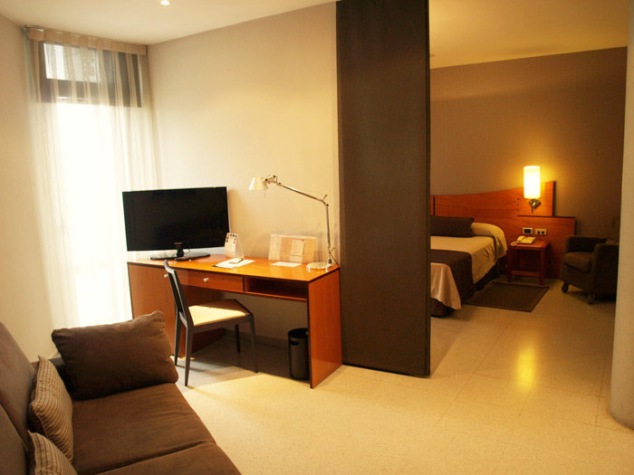 GRANOLLERS-guestroom-Suite.jpg