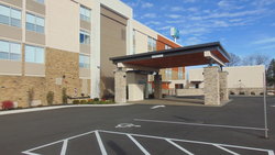  - Holiday Inn Express & Suites Wapakonet - I-75, Exit 111