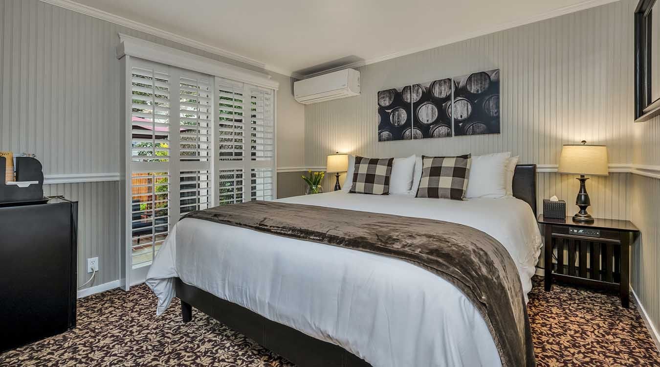 CALISTOGA WINE WAY INN-guestroom-Oakville King.jpg