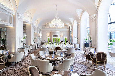 FOUR SEASONS HOTEL GEORGE V PARIS - Photo 2