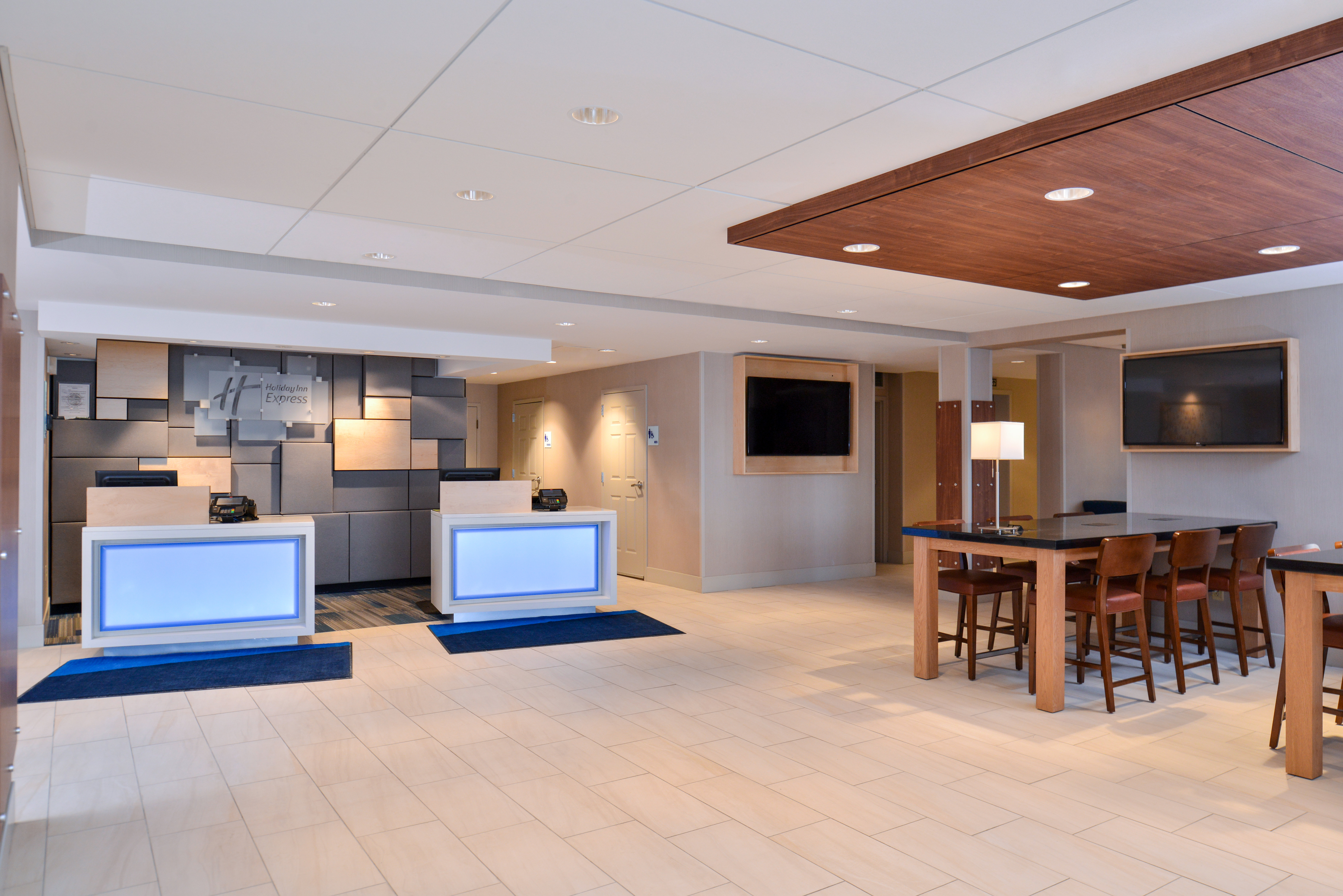 Beautiful and Spacious Lobby-Front Desk